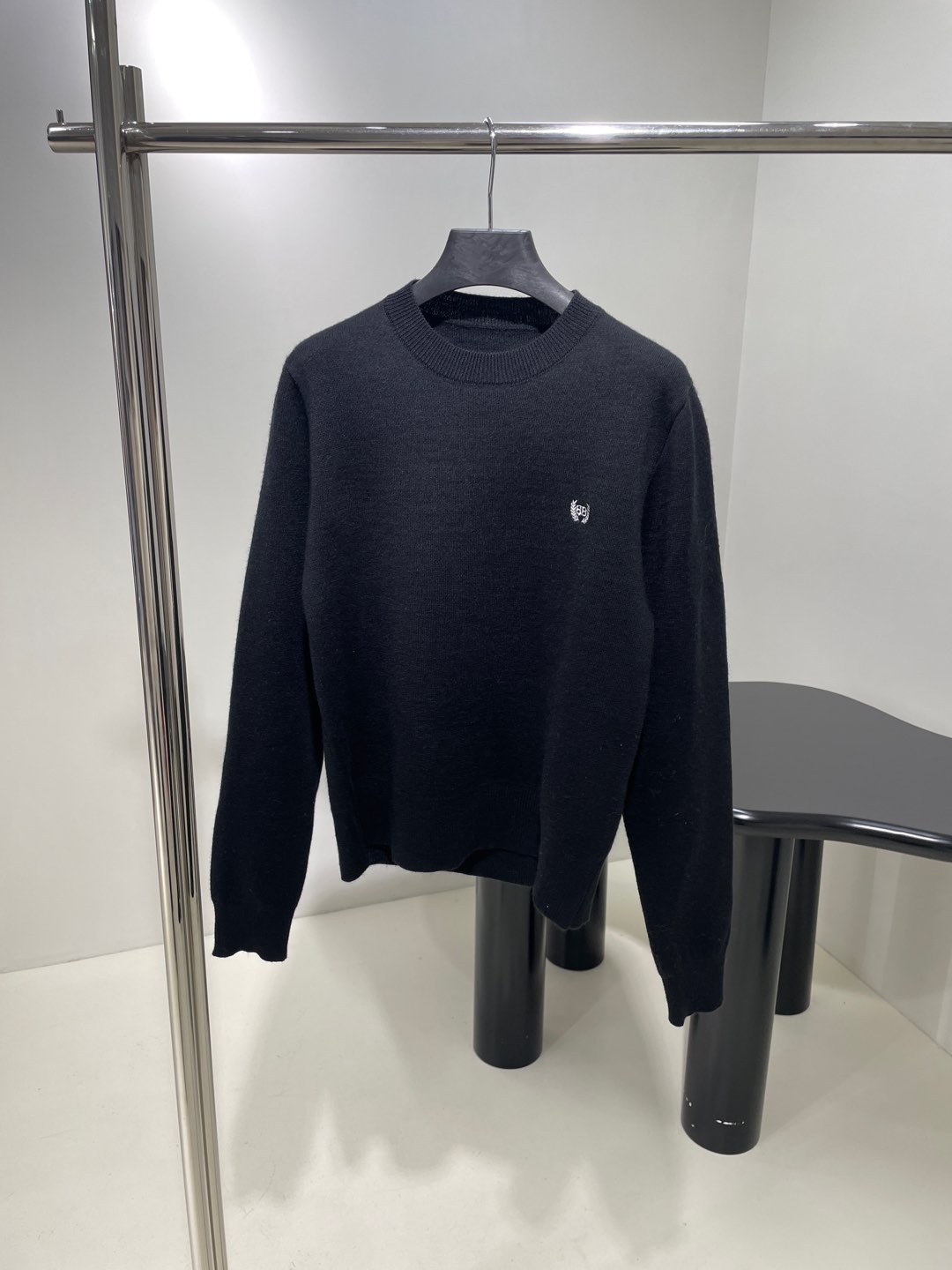 𝐵𝑎𝑙𝑒𝑛𝑐𝑖𝑎𝑔*新品黑色羊毛针织圆领针织衫
落肩设计 下摆袖口松紧设计
正面和背面饰以BB 提花艺术