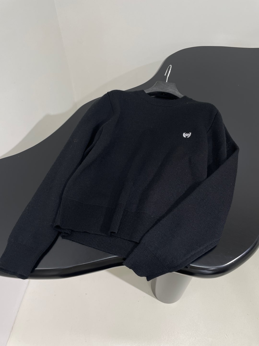 𝐵𝑎𝑙𝑒𝑛𝑐𝑖𝑎𝑔*新品黑色羊毛针织圆领针织衫
落肩设计 下摆袖口松紧设计
正面和背面饰以BB 提花艺术