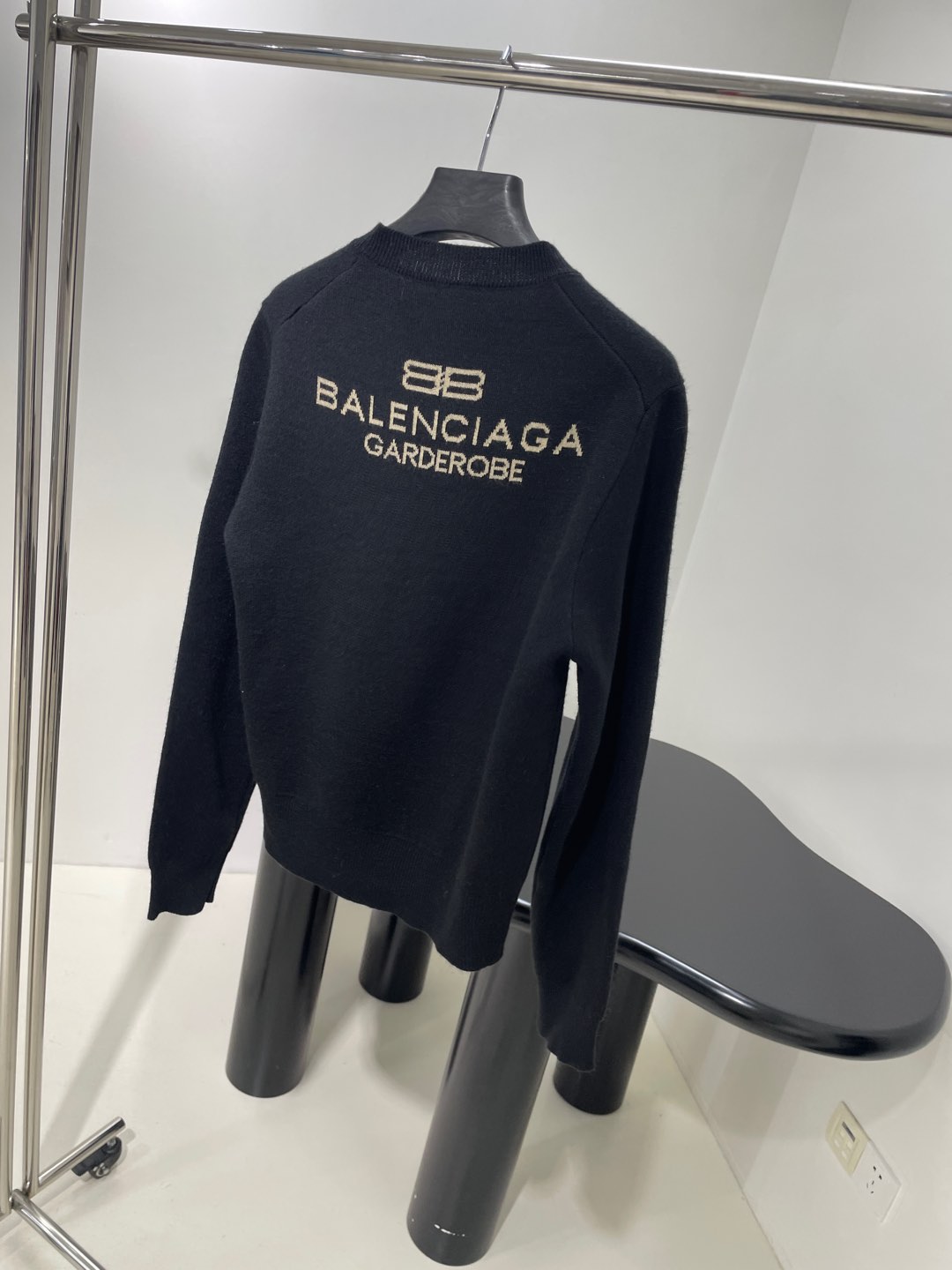 𝐵𝑎𝑙𝑒𝑛𝑐𝑖𝑎𝑔*新品黑色羊毛针织圆领针织衫
落肩设计 下摆袖口松紧设计
正面和背面饰以BB 提花艺术