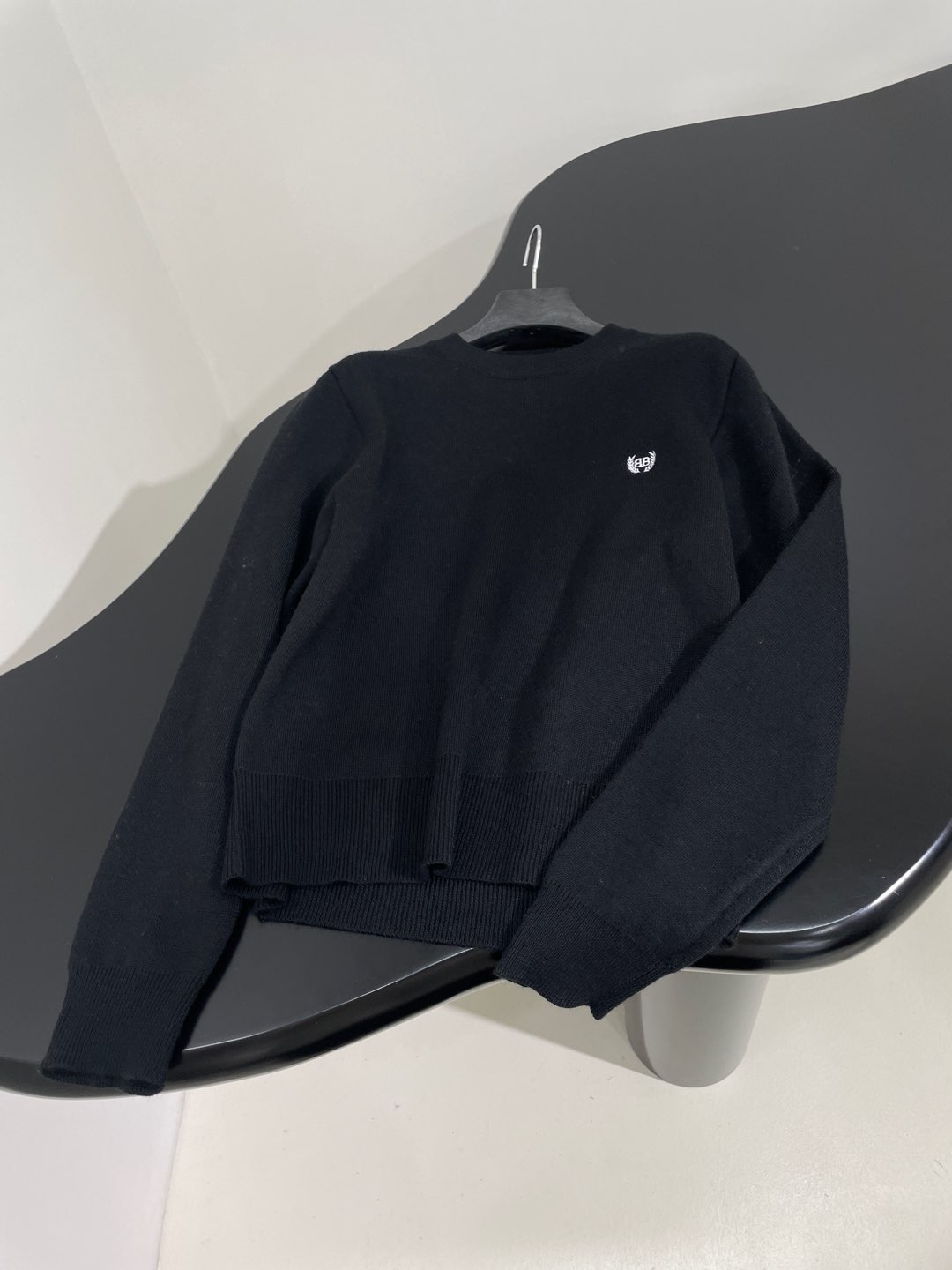 𝐵𝑎𝑙𝑒𝑛𝑐𝑖𝑎𝑔*新品黑色羊毛针织圆领针织衫
落肩设计 下摆袖口松紧设计
正面和背面饰以BB 提花艺术