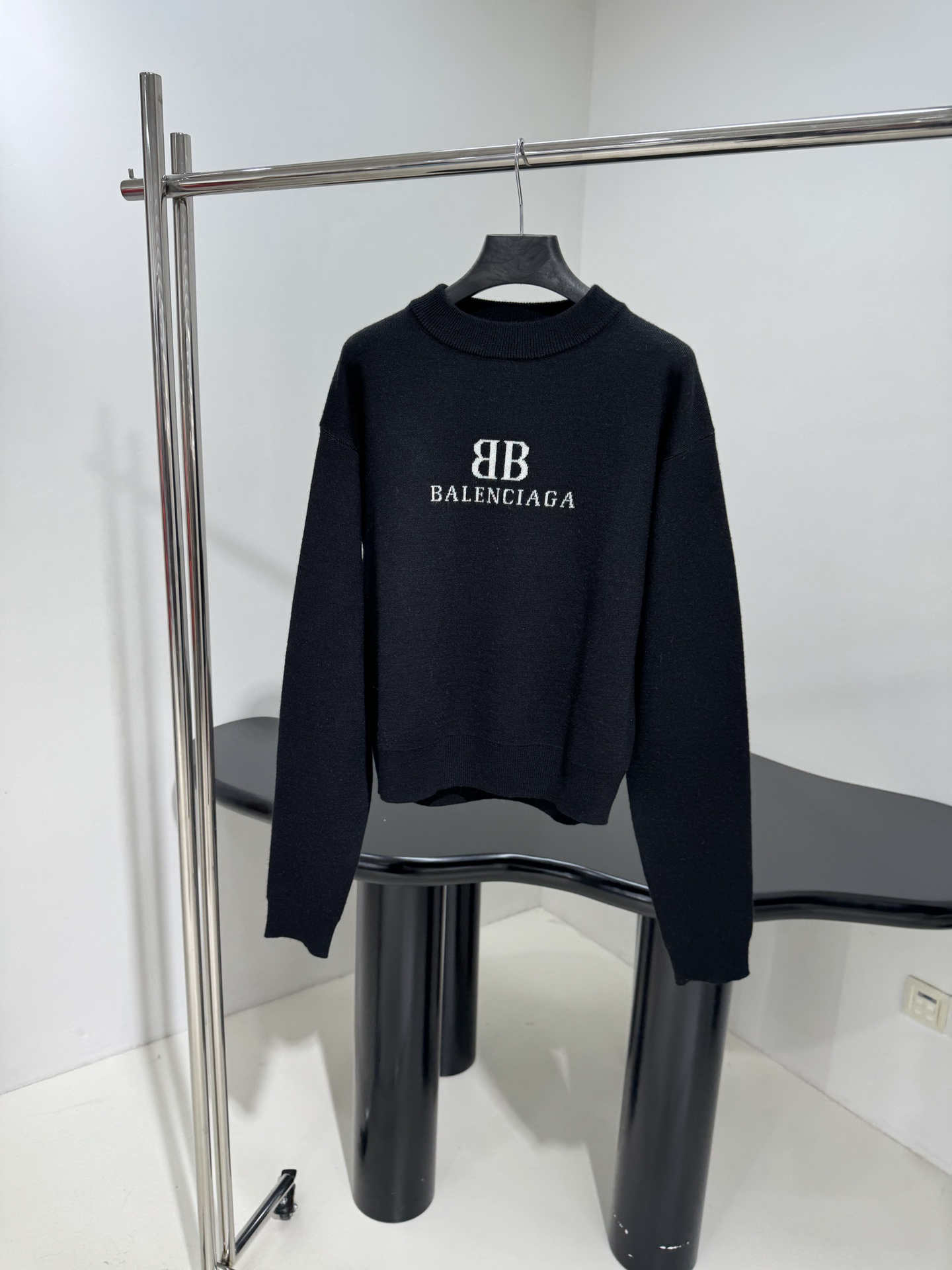 𝐵𝑎𝑙𝑒𝑛𝑐𝑖𝑎𝑔*新品黑色羊毛针织圆领长款针织衫
落肩设计 下摆袖口松紧设计
正面和背面饰以BB 提花