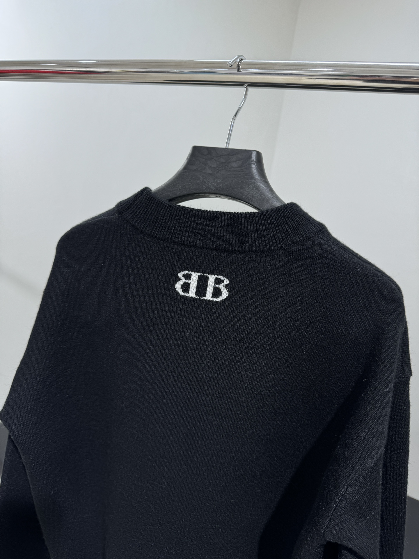 𝐵𝑎𝑙𝑒𝑛𝑐𝑖𝑎𝑔*新品黑色羊毛针织圆领长款针织衫
落肩设计 下摆袖口松紧设计
正面和背面饰以BB 提花