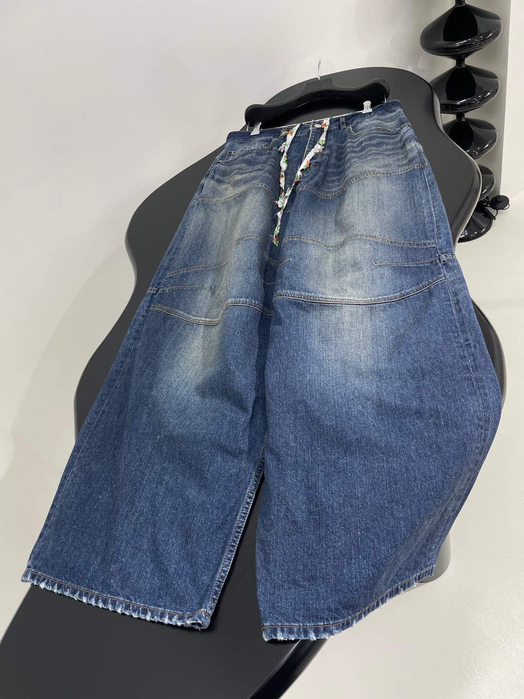 𝐵𝑎𝑙𝑒𝑛𝑐𝑖𝑎𝑔*25早春新品彩色织带大廓形解构直筒长裤
织边牛仔布大廓形版型解构剪裁
中腰彩色抽绳腰