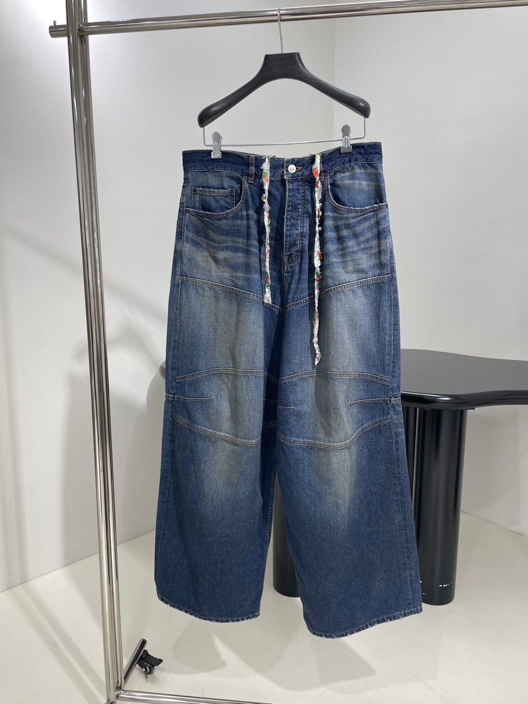 𝐵𝑎𝑙𝑒𝑛𝑐𝑖𝑎𝑔*25早春新品彩色织带大廓形解构直筒长裤
织边牛仔布大廓形版型解构剪裁
中腰彩色抽绳腰