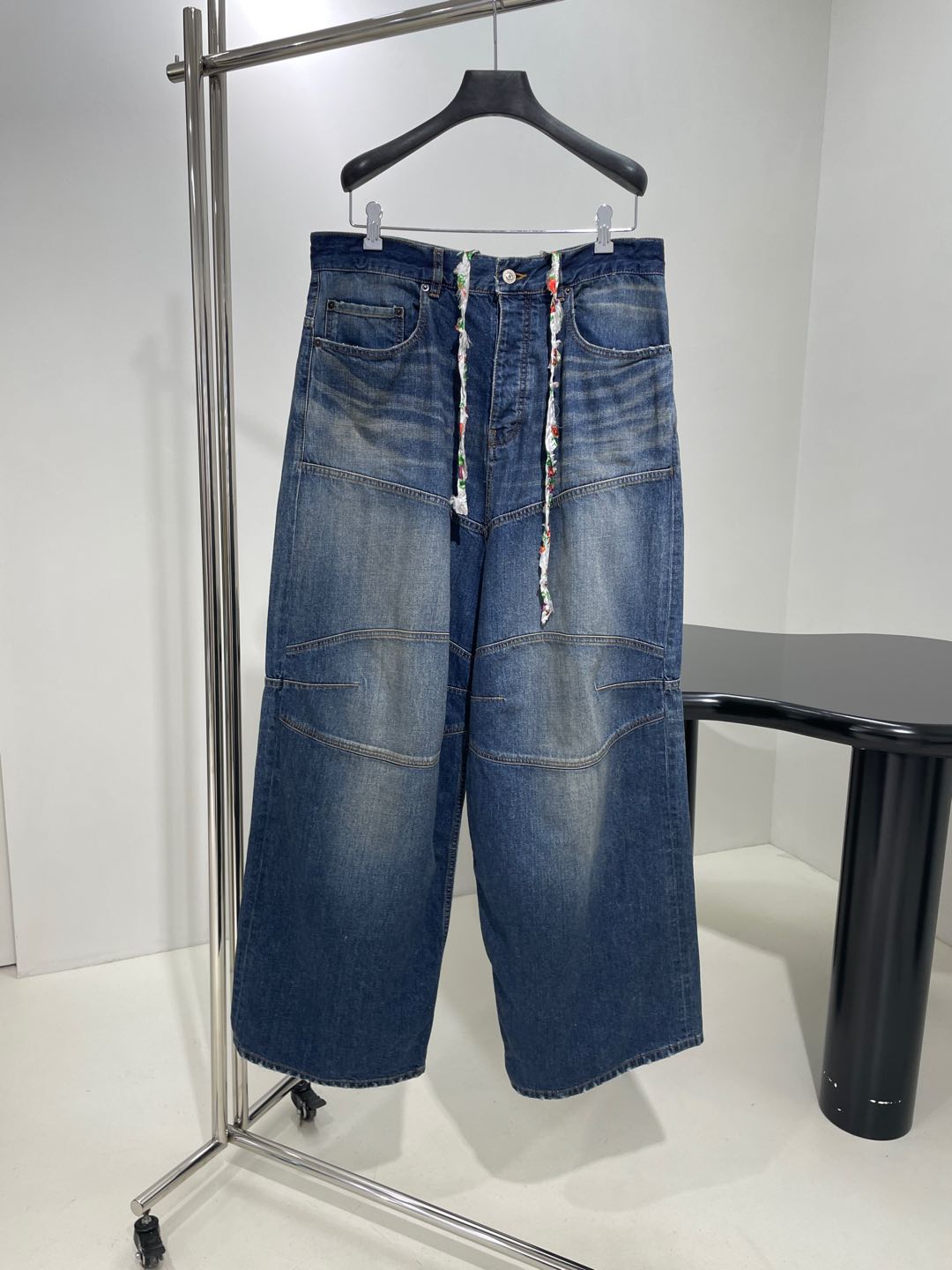 𝐵𝑎𝑙𝑒𝑛𝑐𝑖𝑎𝑔*25早春新品彩色织带大廓形解构直筒长裤
织边牛仔布大廓形版型解构剪裁
中腰彩色抽绳腰