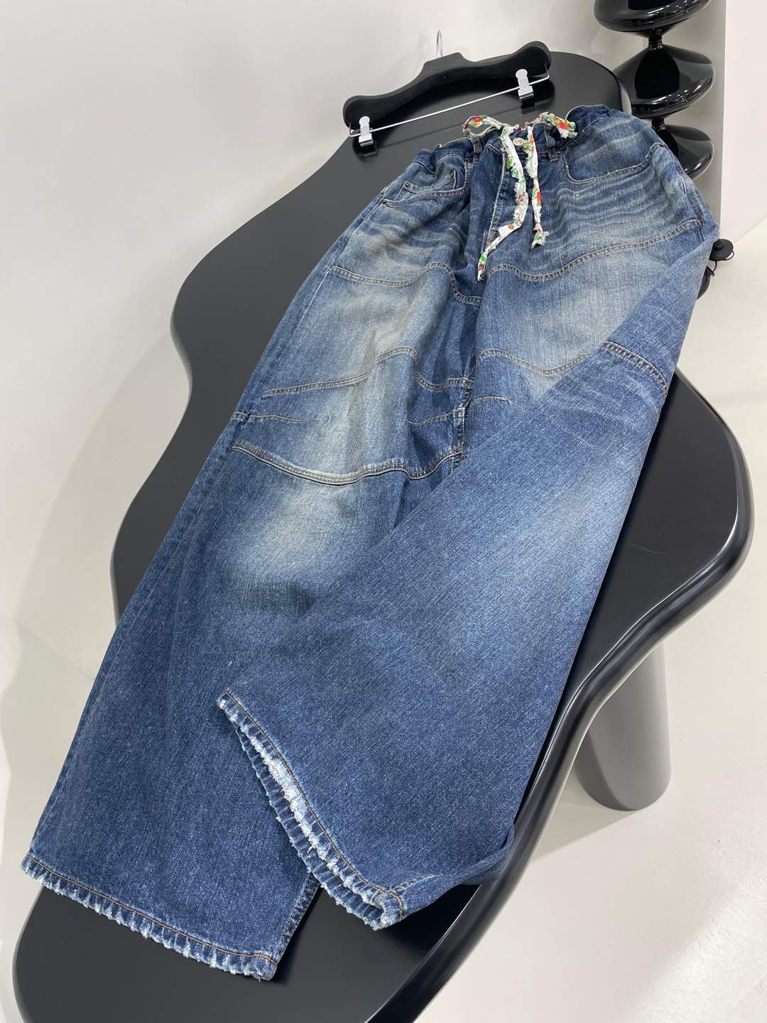 𝐵𝑎𝑙𝑒𝑛𝑐𝑖𝑎𝑔*25早春新品彩色织带大廓形解构直筒长裤
织边牛仔布大廓形版型解构剪裁
中腰彩色抽绳腰