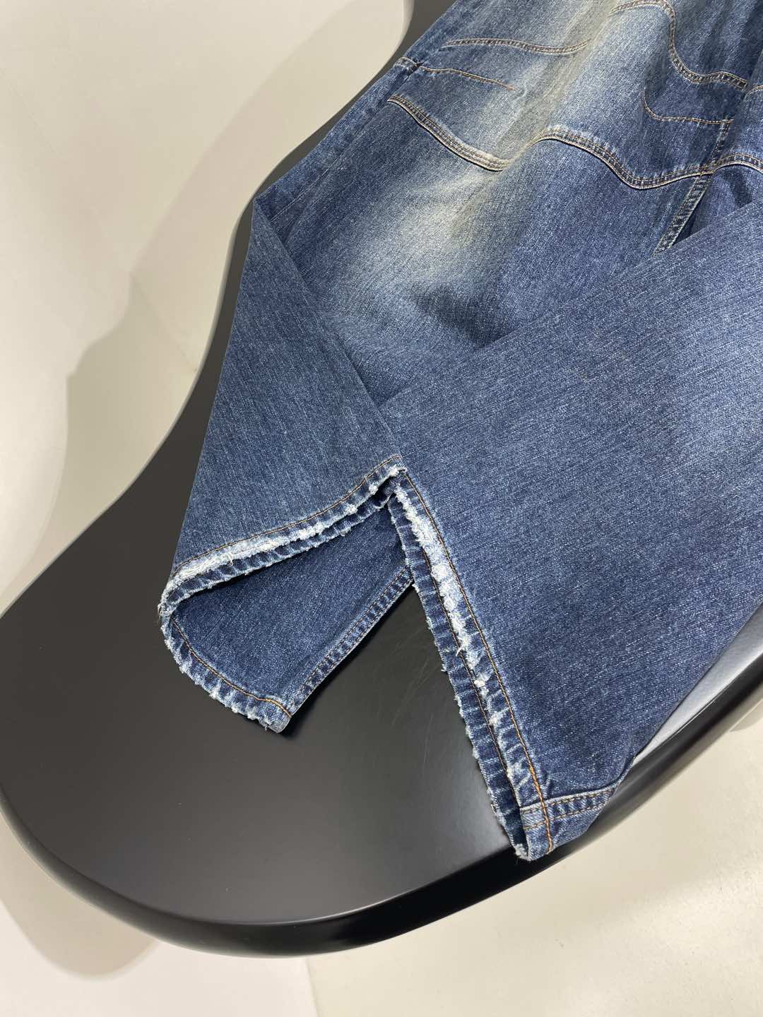 𝐵𝑎𝑙𝑒𝑛𝑐𝑖𝑎𝑔*25早春新品彩色织带大廓形解构直筒长裤
织边牛仔布大廓形版型解构剪裁
中腰彩色抽绳腰