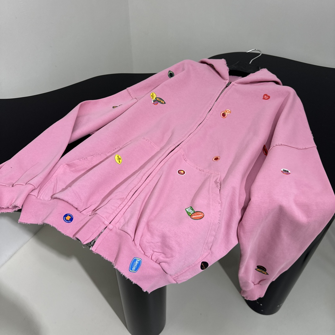 𝐵𝑎𝑙𝑒𝑛𝑐𝑖𝑎𝑔*25早春新品FRUITY中号版型拉链外套
褪色做旧粉色复古平纹针织面料
满饰frui