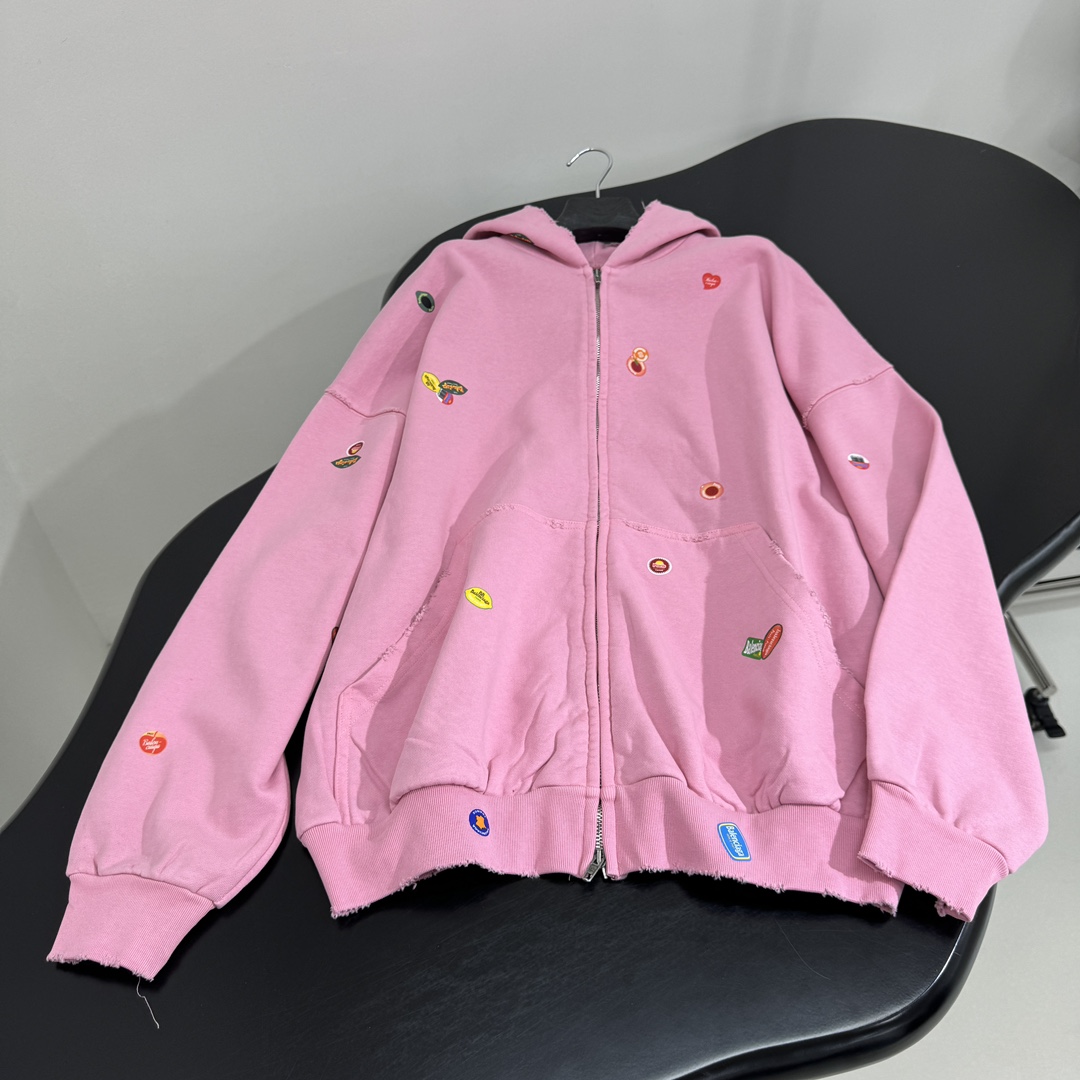 𝐵𝑎𝑙𝑒𝑛𝑐𝑖𝑎𝑔*25早春新品FRUITY中号版型拉链外套
褪色做旧粉色复古平纹针织面料
满饰frui