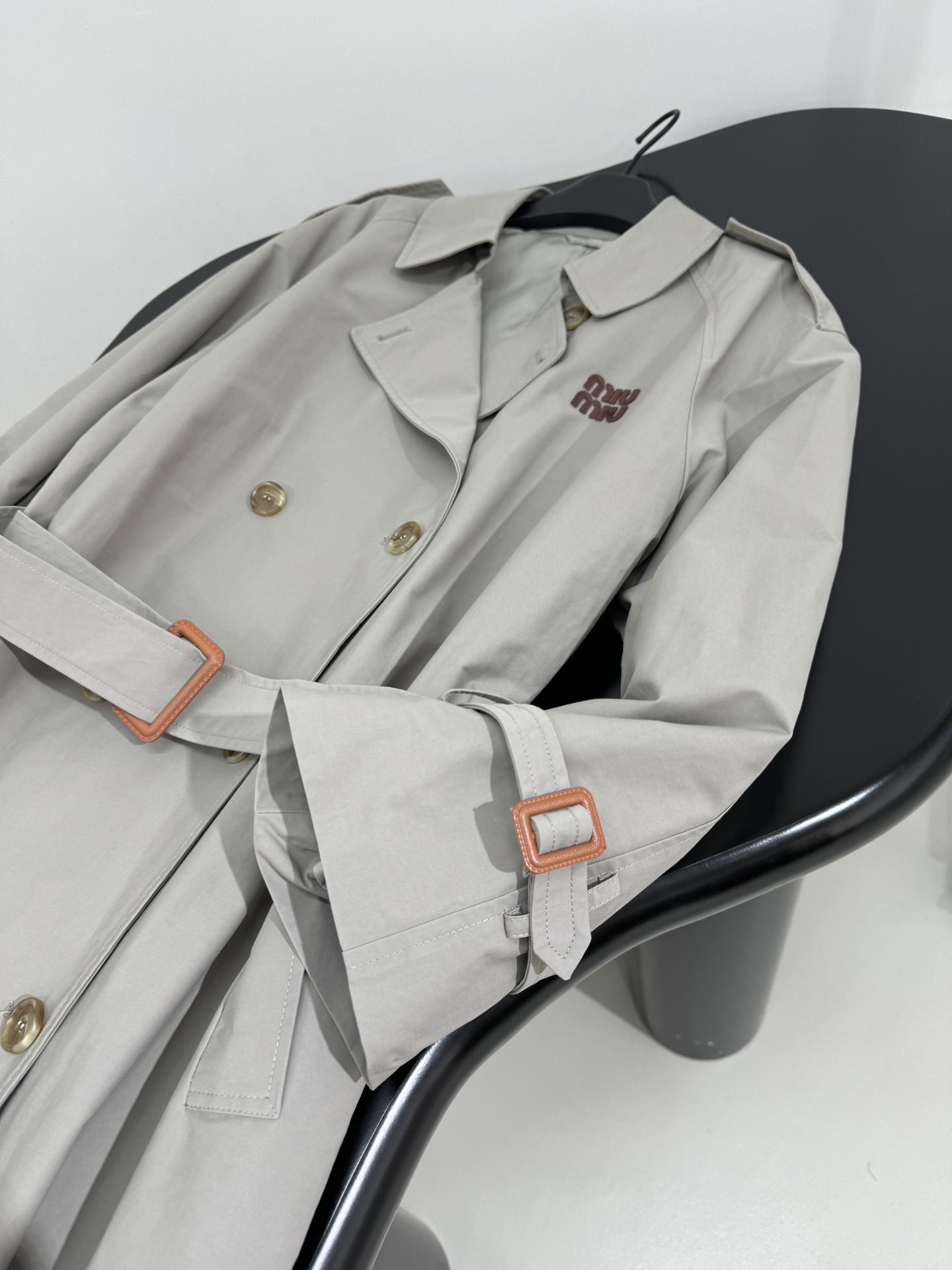 𝑚𝑖𝑢～新品早秋双排扣巴拿马棉质风衣
双排扣巴拿马棉质风衣融合了经典风格与现代元素
定制定染今年秋冬流行