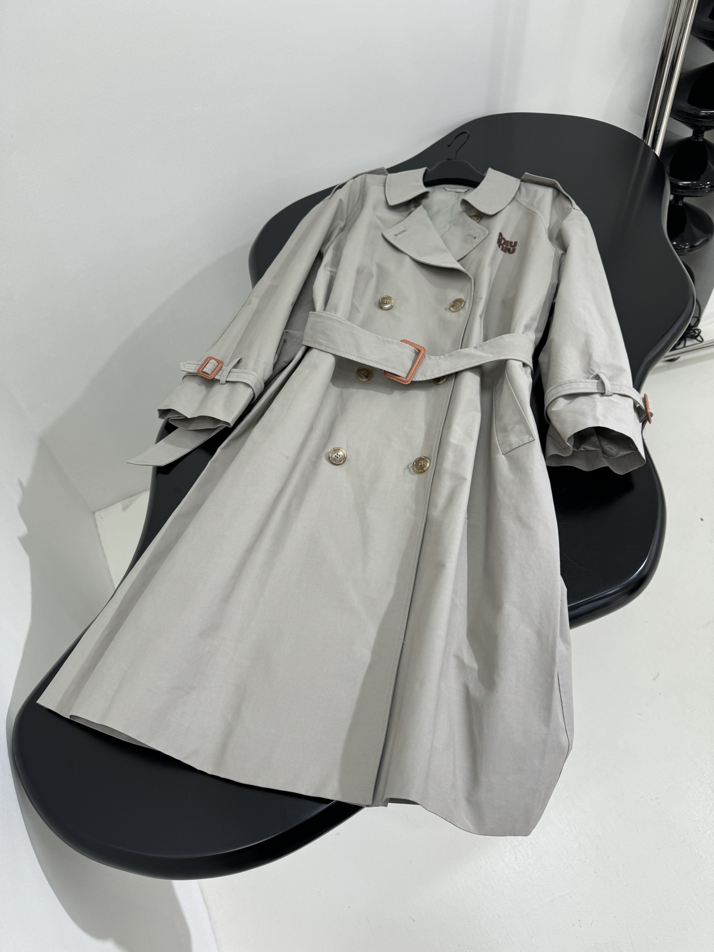 𝑚𝑖𝑢～新品早秋双排扣巴拿马棉质风衣
双排扣巴拿马棉质风衣融合了经典风格与现代元素
定制定染今年秋冬流行