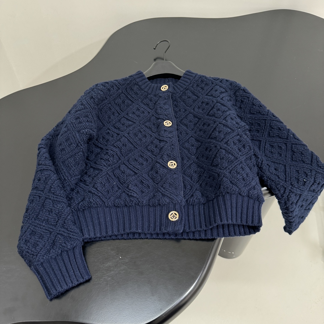 路易#🐍蛇年贺岁新品MONOGRAM毛巾布开衫短裙套装
取材舒适毛绒混纺面料制作
全幅立体Monogra