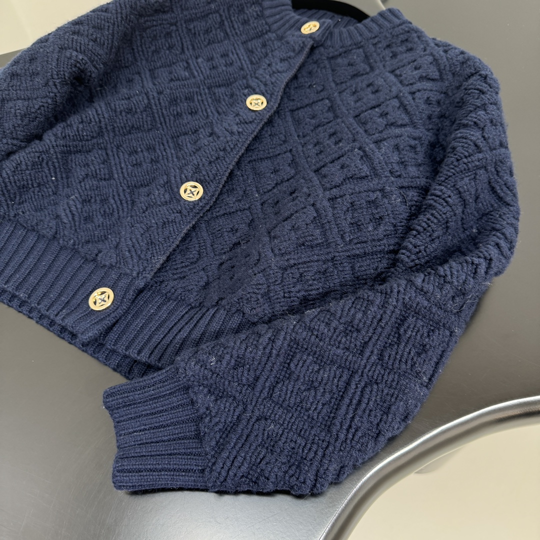 路易#🐍蛇年贺岁新品MONOGRAM毛巾布开衫短裙套装
取材舒适毛绒混纺面料制作
全幅立体Monogra