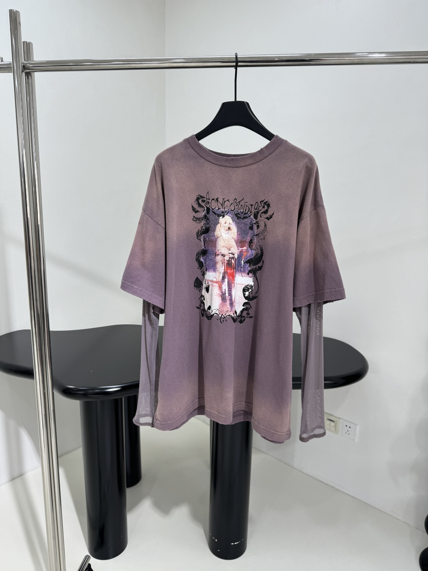 𝐴𝑛𝑐𝑒*𝑠𝑡𝑢𝑑𝑖𝑜25早春新品假两件印花T恤
棉质针织平纹面料
饰有当季品牌印花图案
底层拼接薄纱衣