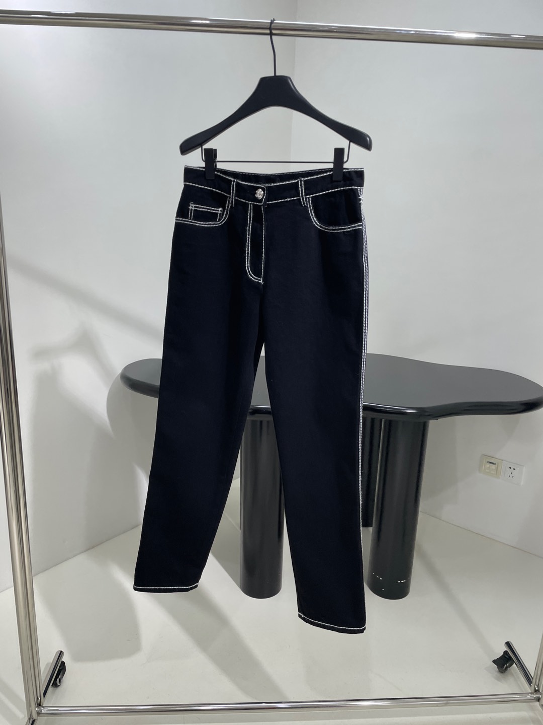 小香新品coco neige滑雪系列牛仔长裤
高腰直筒剪裁
6股马海毛手工走线
饰撞色明线工艺
纽扣拉链