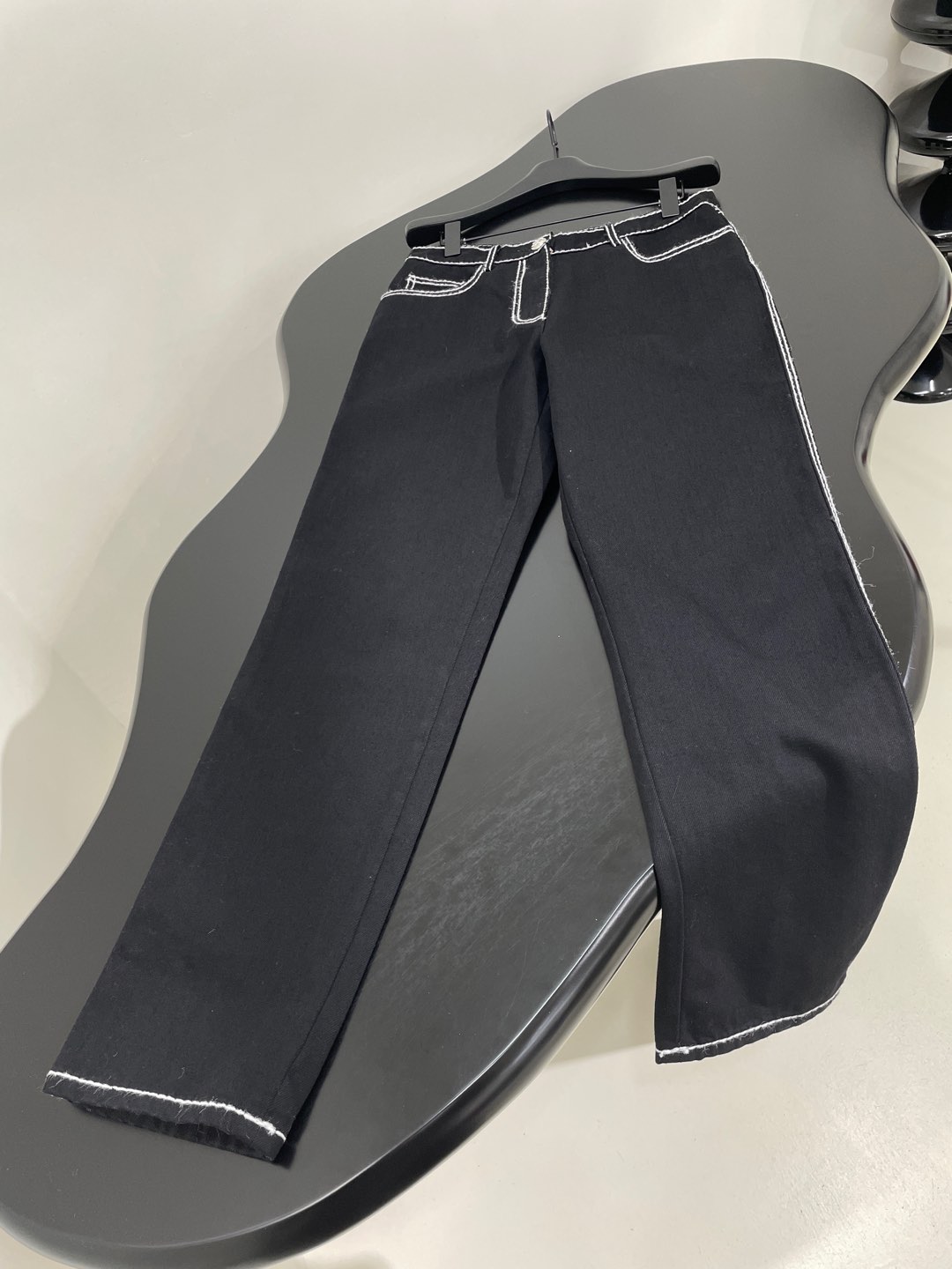 小香新品coco neige滑雪系列牛仔长裤
高腰直筒剪裁
6股马海毛手工走线
饰撞色明线工艺
纽扣拉链