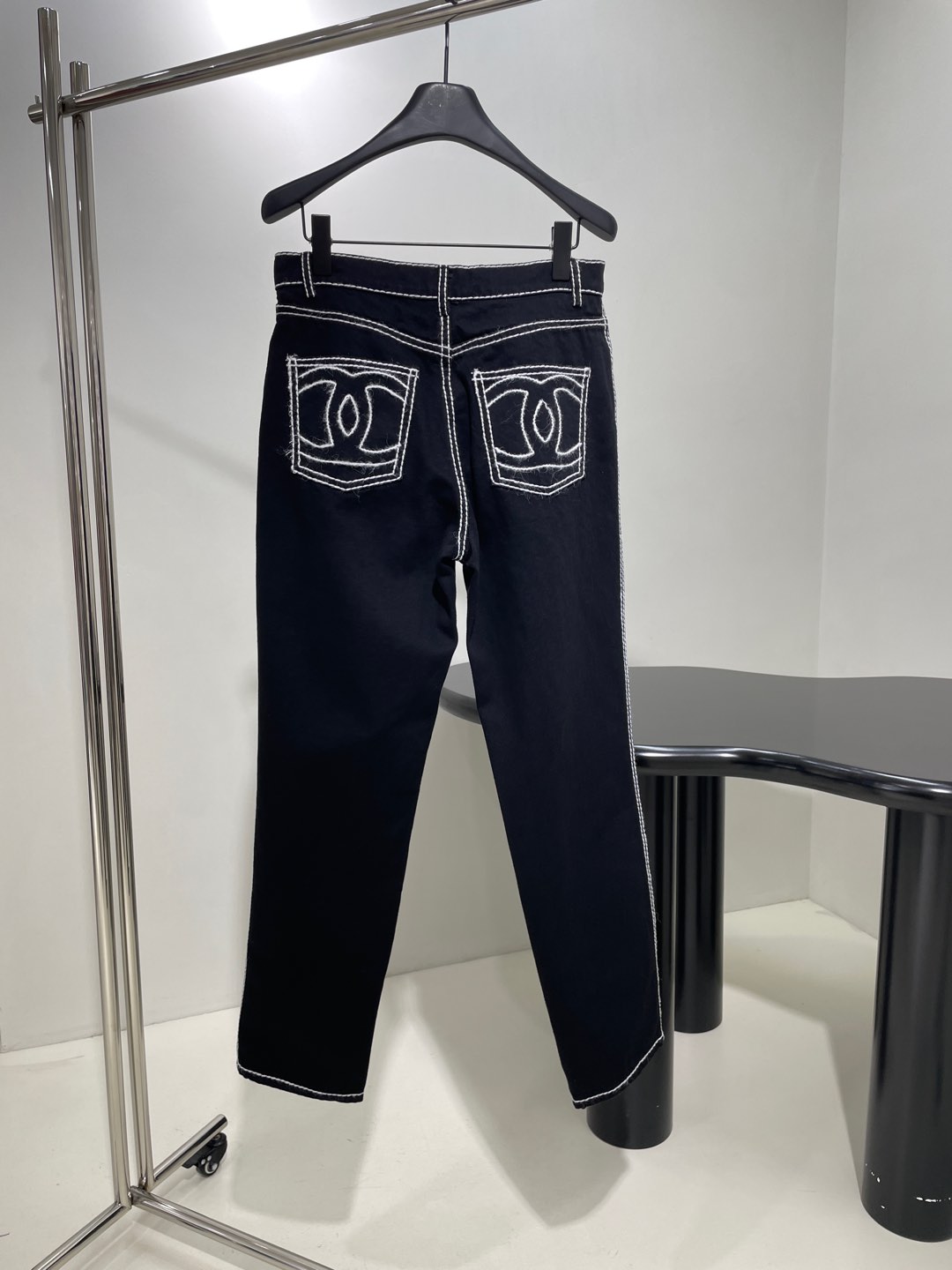 小香新品coco neige滑雪系列牛仔长裤
高腰直筒剪裁
6股马海毛手工走线
饰撞色明线工艺
纽扣拉链