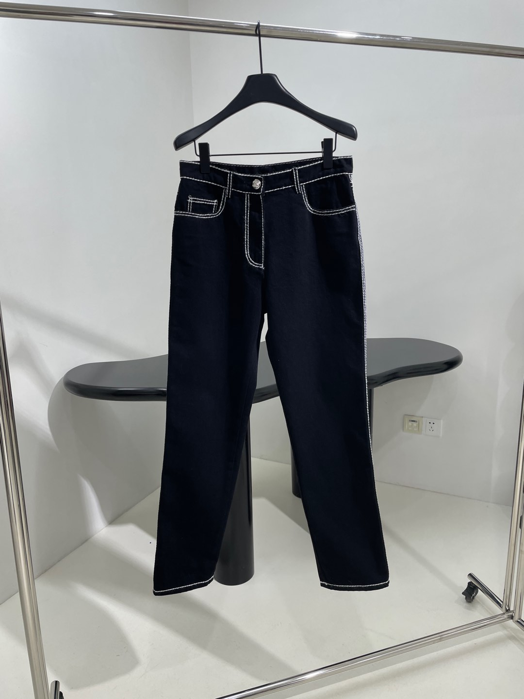 小香新品coco neige滑雪系列牛仔长裤
高腰直筒剪裁
6股马海毛手工走线
饰撞色明线工艺
纽扣拉链