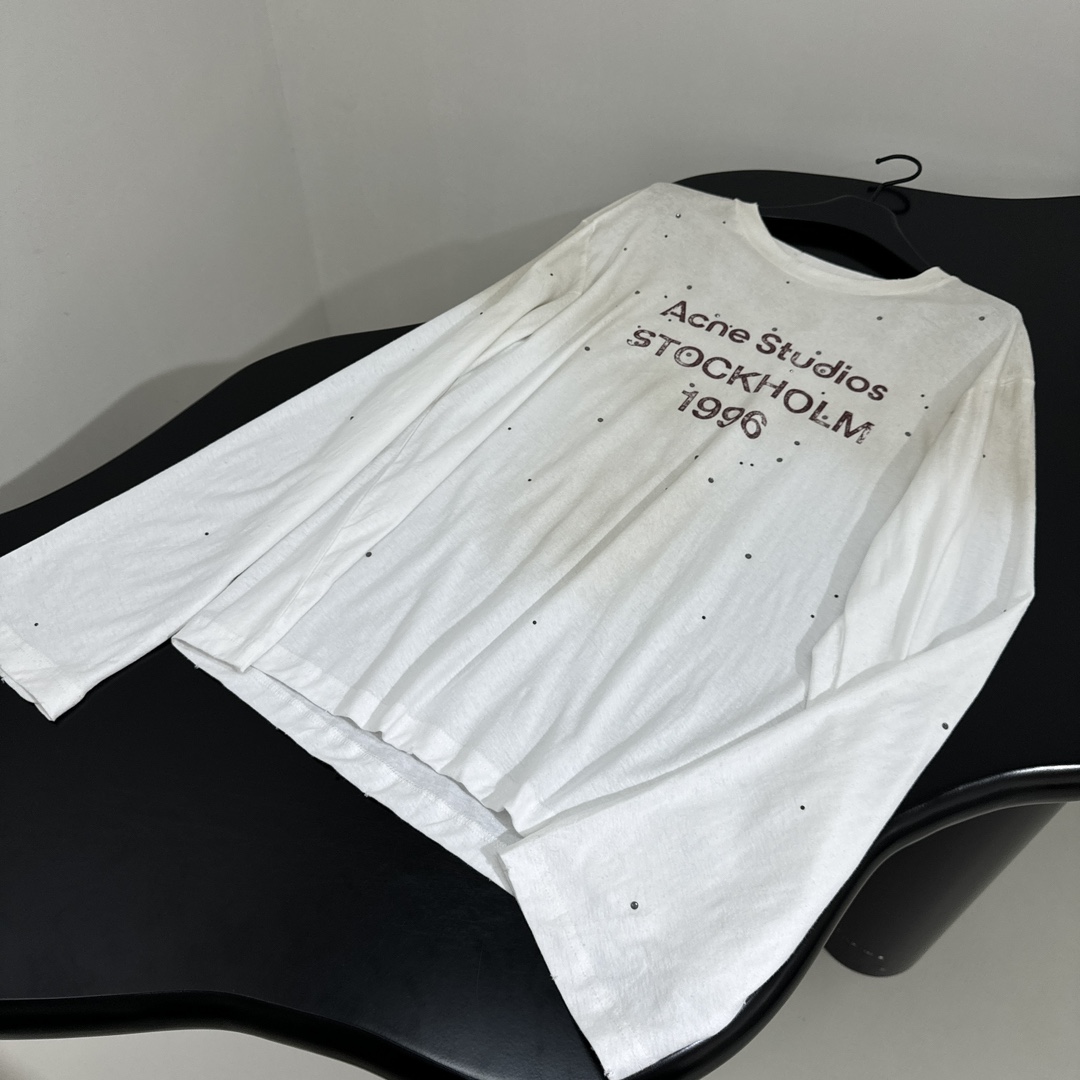 𝐴𝑛𝑐𝑒*𝑠𝑡𝑢𝑑𝑖𝑜25早春新品烫钻印花长袖T恤
棉质针织平纹面料
饰有品牌标识徽标印花
烫钻喷绘做旧