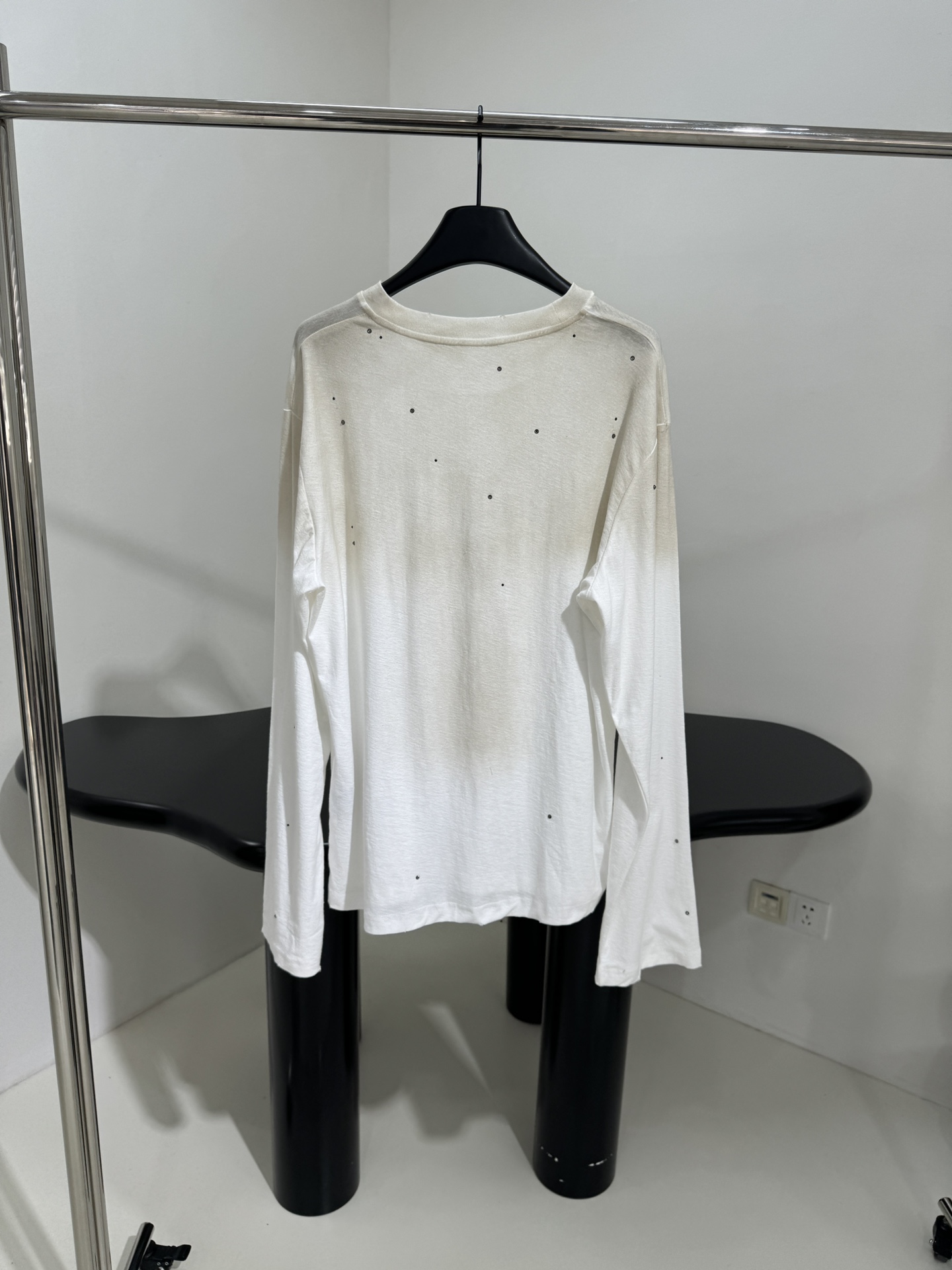 𝐴𝑛𝑐𝑒*𝑠𝑡𝑢𝑑𝑖𝑜25早春新品烫钻印花长袖T恤
棉质针织平纹面料
饰有品牌标识徽标印花
烫钻喷绘做旧