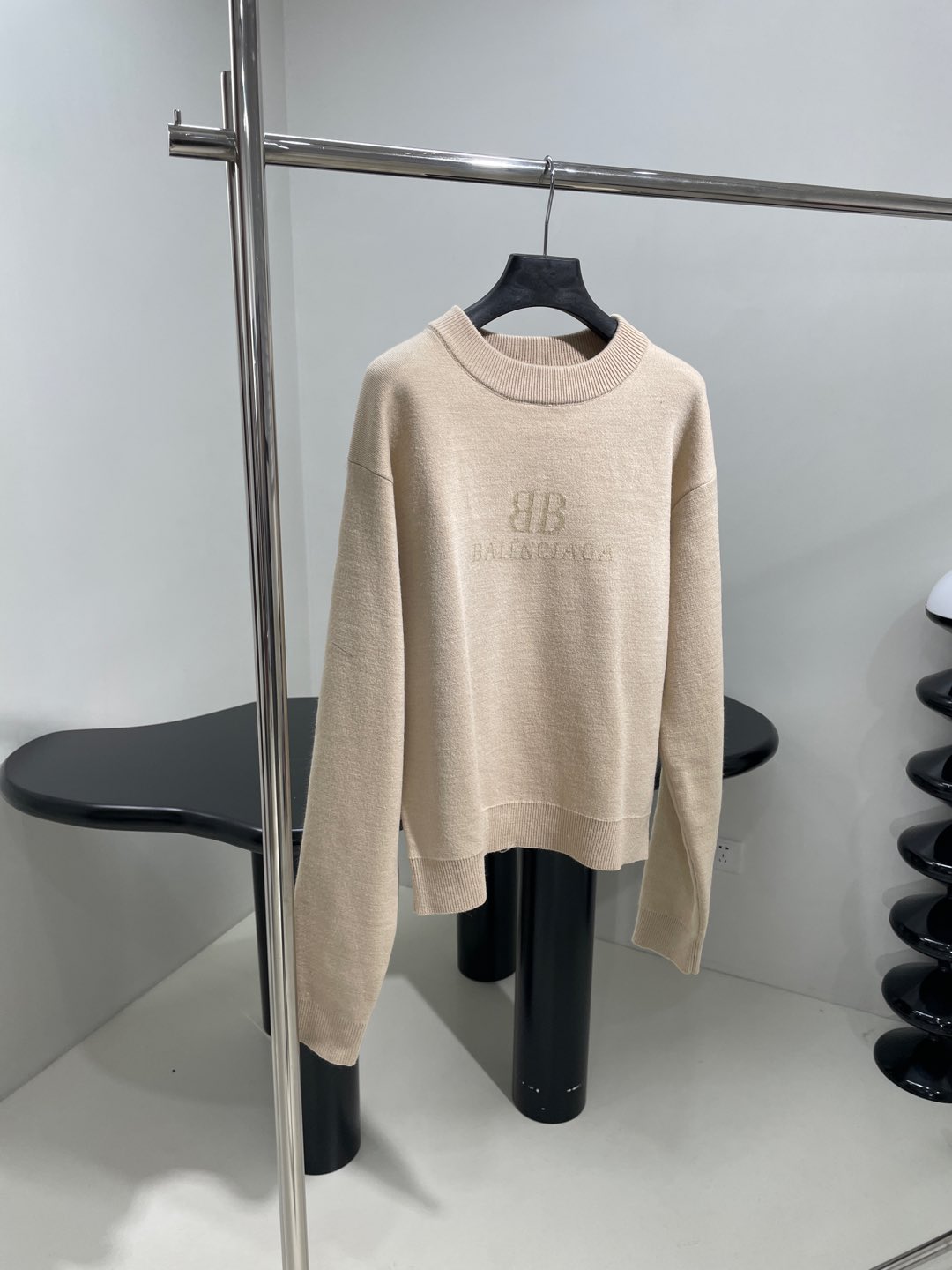 𝐵𝑎𝑙𝑒𝑛𝑐𝑖𝑎𝑔*新品羊毛针织圆领长款针织衫
落肩设计 下摆袖口松紧设计
正面和背面饰以BB 提花艺术