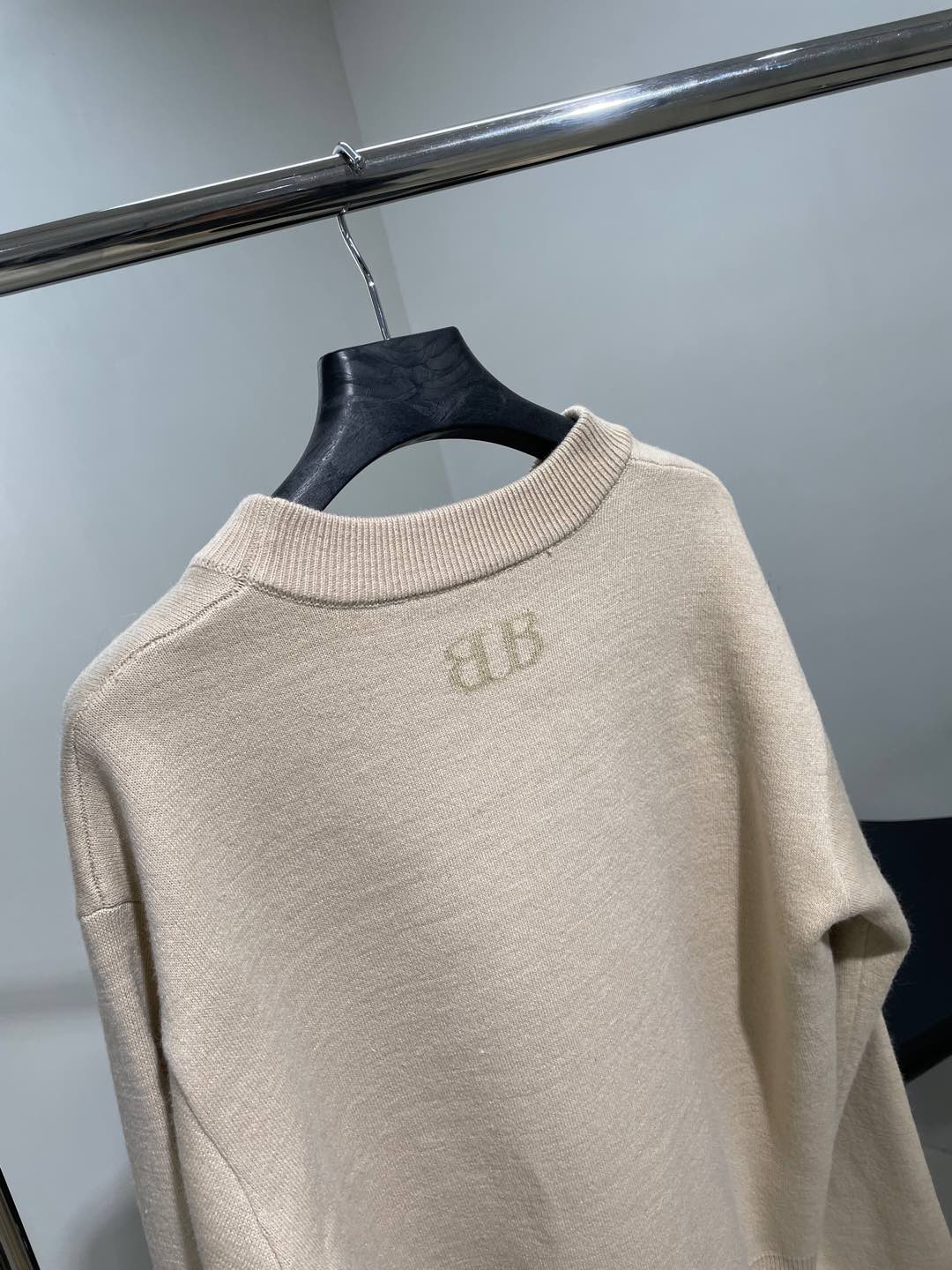 𝐵𝑎𝑙𝑒𝑛𝑐𝑖𝑎𝑔*新品羊毛针织圆领长款针织衫
落肩设计 下摆袖口松紧设计
正面和背面饰以BB 提花艺术