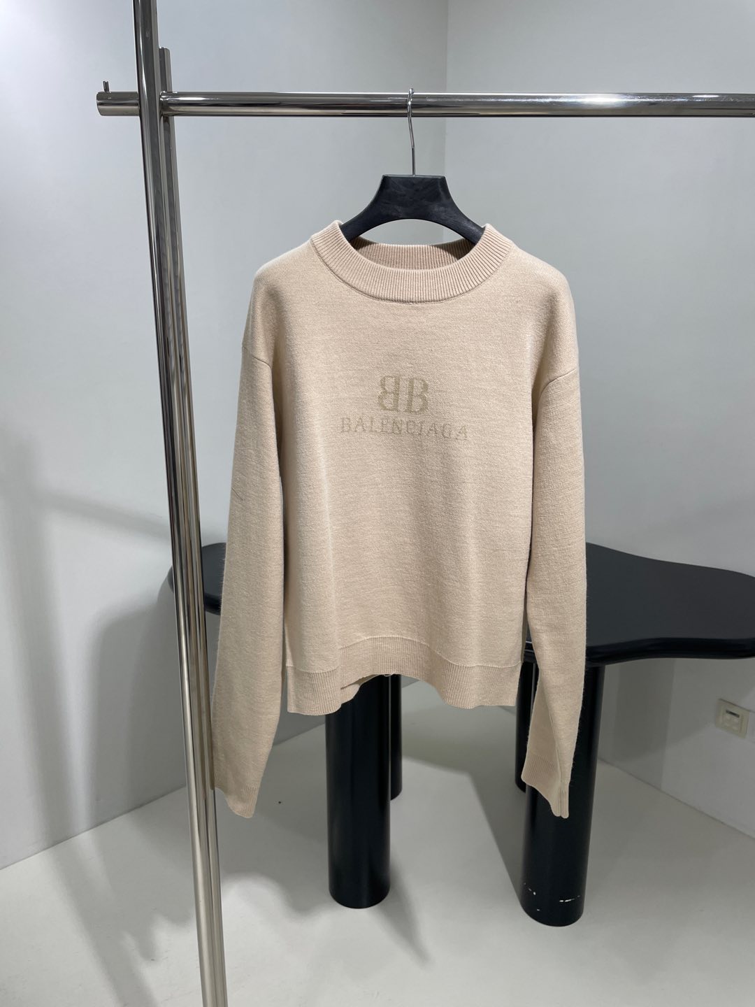 𝐵𝑎𝑙𝑒𝑛𝑐𝑖𝑎𝑔*新品羊毛针织圆领长款针织衫
落肩设计 下摆袖口松紧设计
正面和背面饰以BB 提花艺术