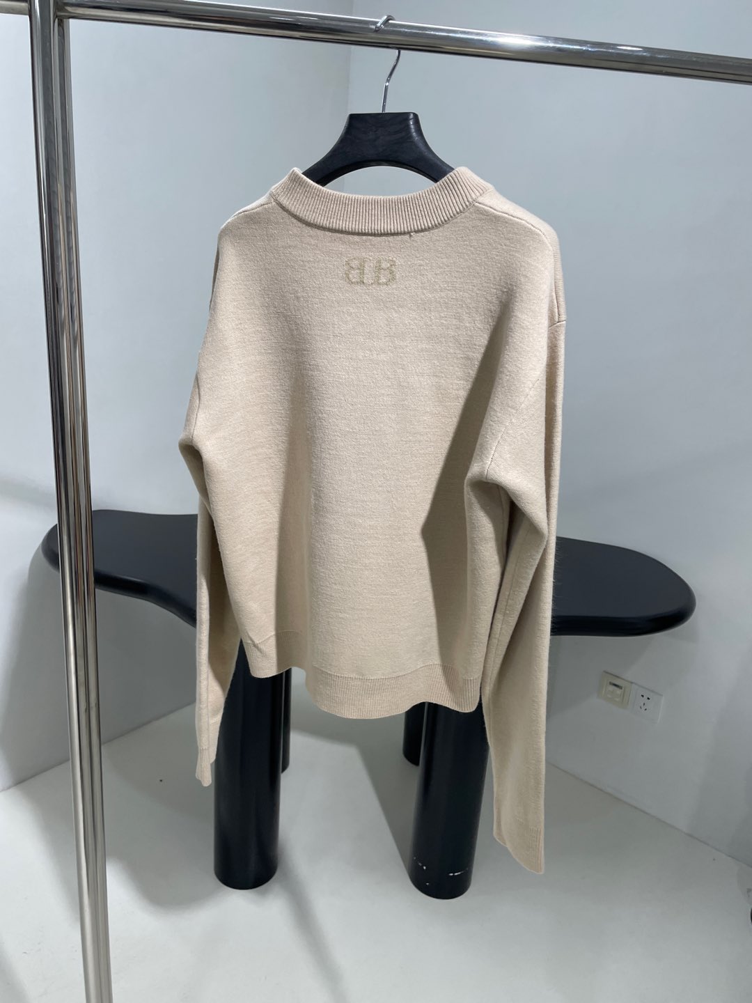 𝐵𝑎𝑙𝑒𝑛𝑐𝑖𝑎𝑔*新品羊毛针织圆领长款针织衫
落肩设计 下摆袖口松紧设计
正面和背面饰以BB 提花艺术
