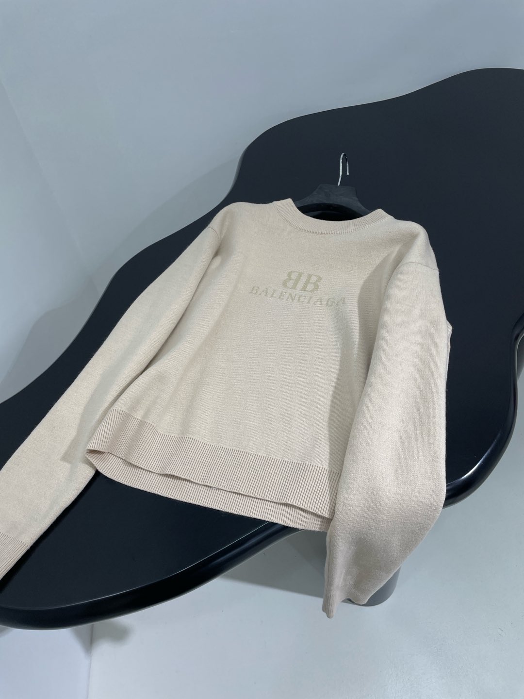 𝐵𝑎𝑙𝑒𝑛𝑐𝑖𝑎𝑔*新品羊毛针织圆领长款针织衫
落肩设计 下摆袖口松紧设计
正面和背面饰以BB 提花艺术