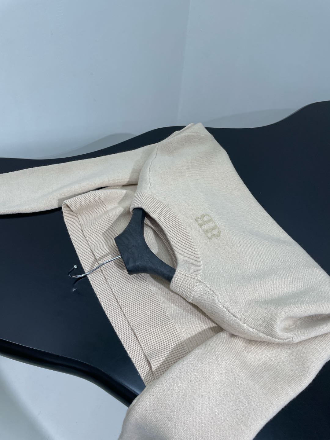 𝐵𝑎𝑙𝑒𝑛𝑐𝑖𝑎𝑔*新品羊毛针织圆领长款针织衫
落肩设计 下摆袖口松紧设计
正面和背面饰以BB 提花艺术
