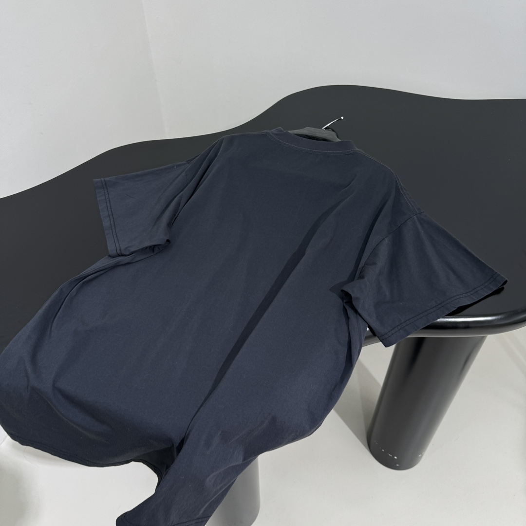 𝐵𝑎𝑙𝑒𝑛𝑐𝑖𝑎𝑔*早春新品GETARIAT大廓形印花T恤
同源平纹针织面料
正面饰以Getaria艺术