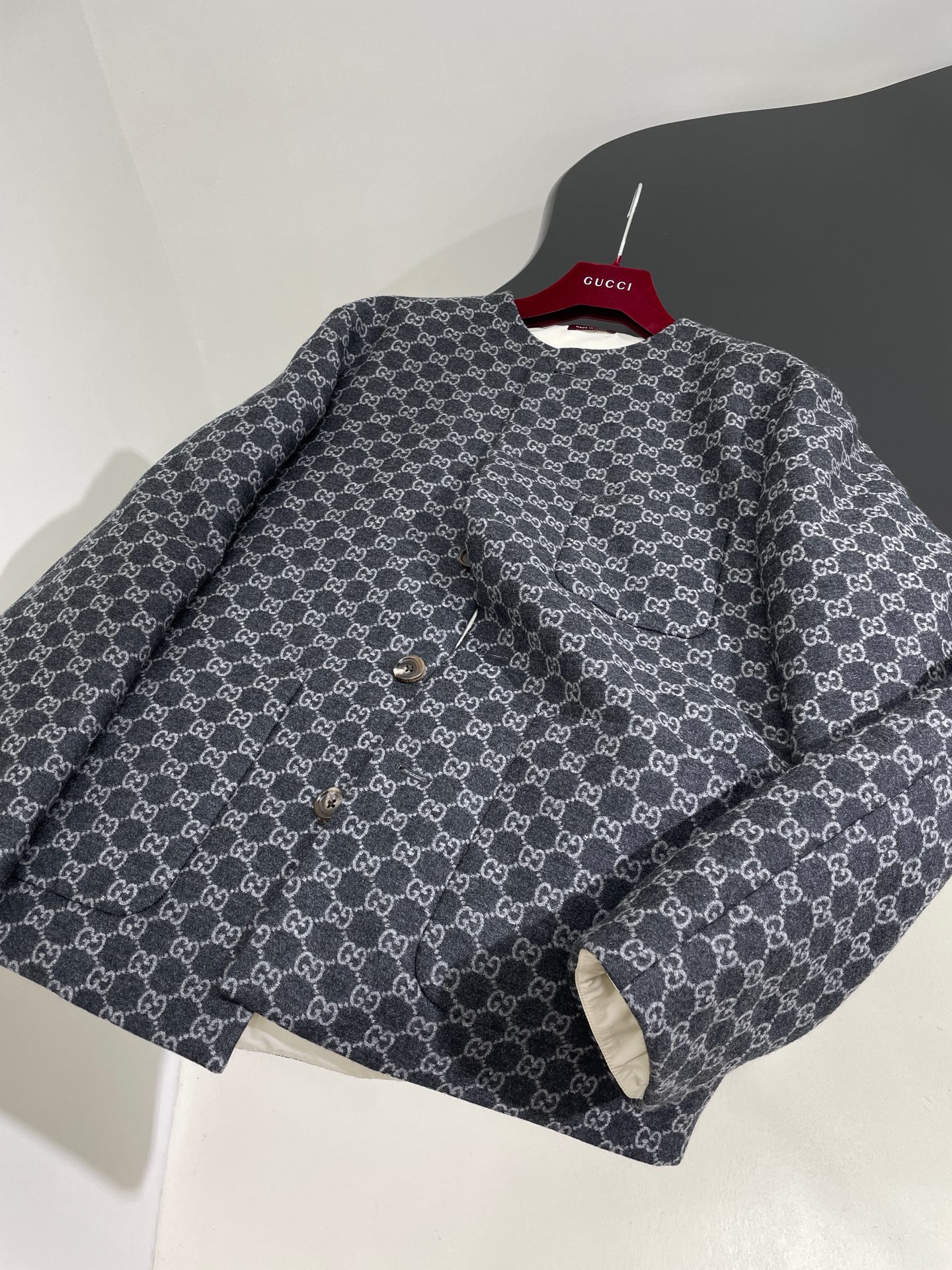 𝐺𝑢𝑐𝑐*早春新品GG羊毛法兰绒夹克
定制灰色柔软GG提花羊毛法兰绒
对格对花剪裁（中山装款式）
全衬里