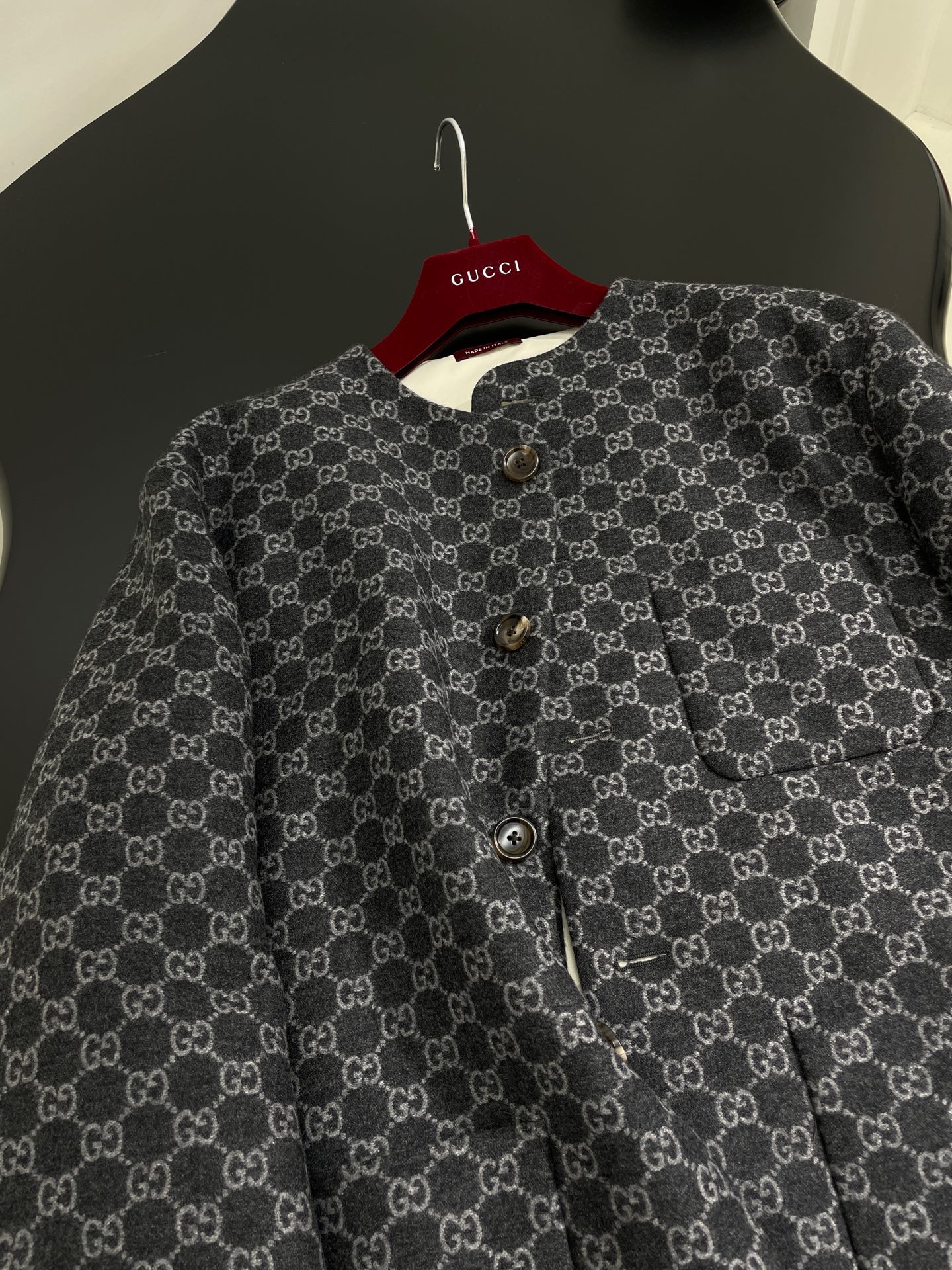 𝐺𝑢𝑐𝑐*早春新品GG羊毛法兰绒夹克
定制灰色柔软GG提花羊毛法兰绒
对格对花剪裁（中山装款式）
全衬里
