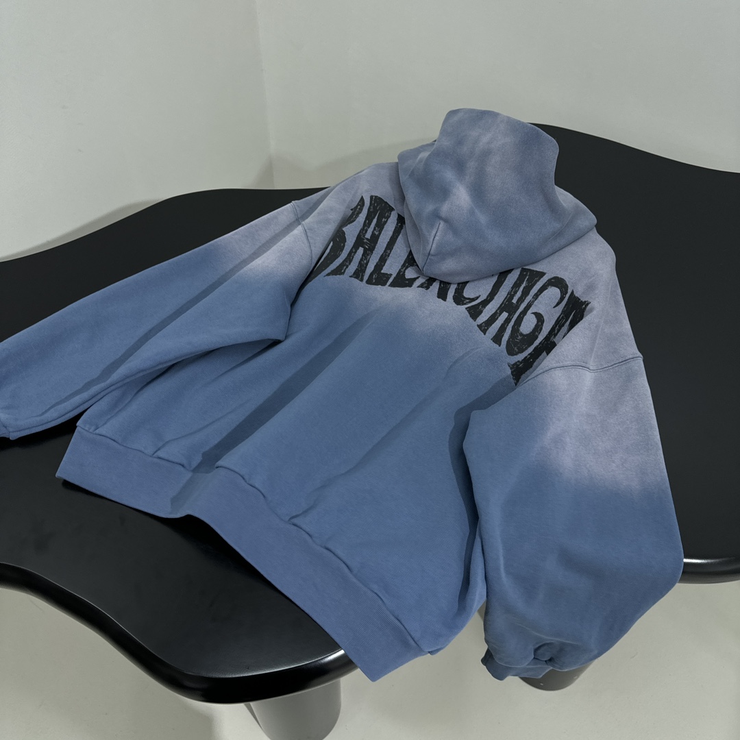𝐵𝑎𝑙𝑒𝑛𝑐𝑖𝑎𝑔*新品渐变度假风PARIS连帽卫衣
复古平纹针织面料，中性款型剪裁
背面饰以PARIS