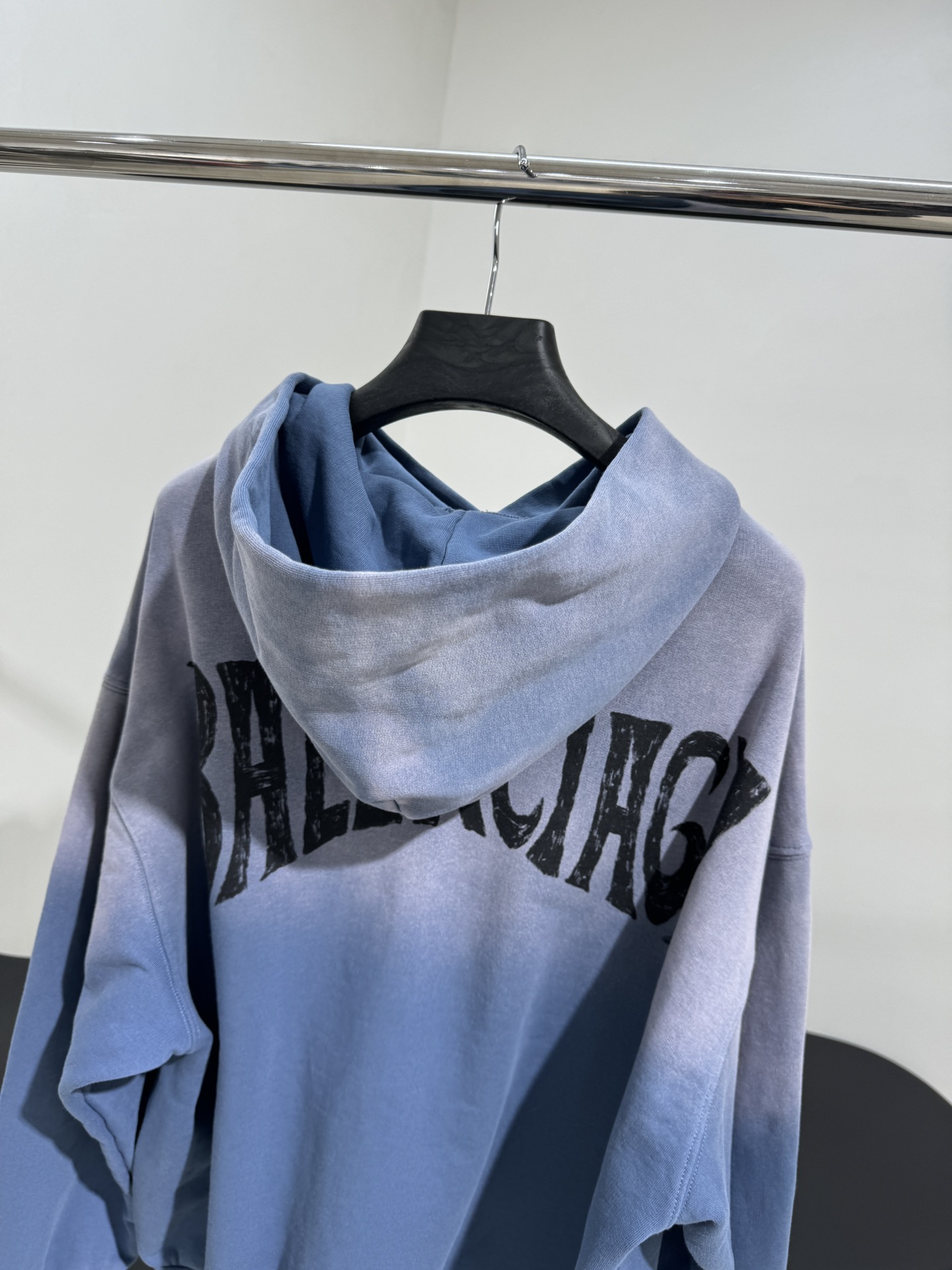𝐵𝑎𝑙𝑒𝑛𝑐𝑖𝑎𝑔*新品渐变度假风PARIS连帽卫衣
复古平纹针织面料，中性款型剪裁
背面饰以PARIS