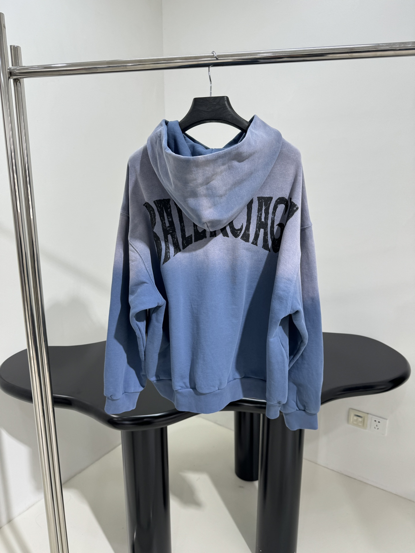 𝐵𝑎𝑙𝑒𝑛𝑐𝑖𝑎𝑔*新品渐变度假风PARIS连帽卫衣
复古平纹针织面料，中性款型剪裁
背面饰以PARIS