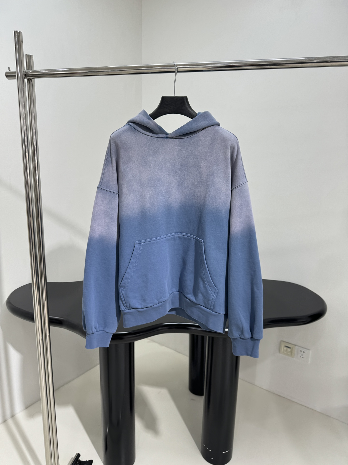 𝐵𝑎𝑙𝑒𝑛𝑐𝑖𝑎𝑔*新品渐变度假风PARIS连帽卫衣
复古平纹针织面料，中性款型剪裁
背面饰以PARIS