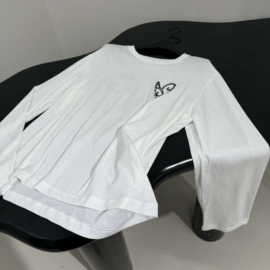 𝐴𝑛𝑐𝑒*𝑠𝑡𝑢𝑑𝑖𝑜25早春新品印花长袖T恤
棉质针织平纹面料
正面和背面饰有喷绘“AS”心形徽标
微