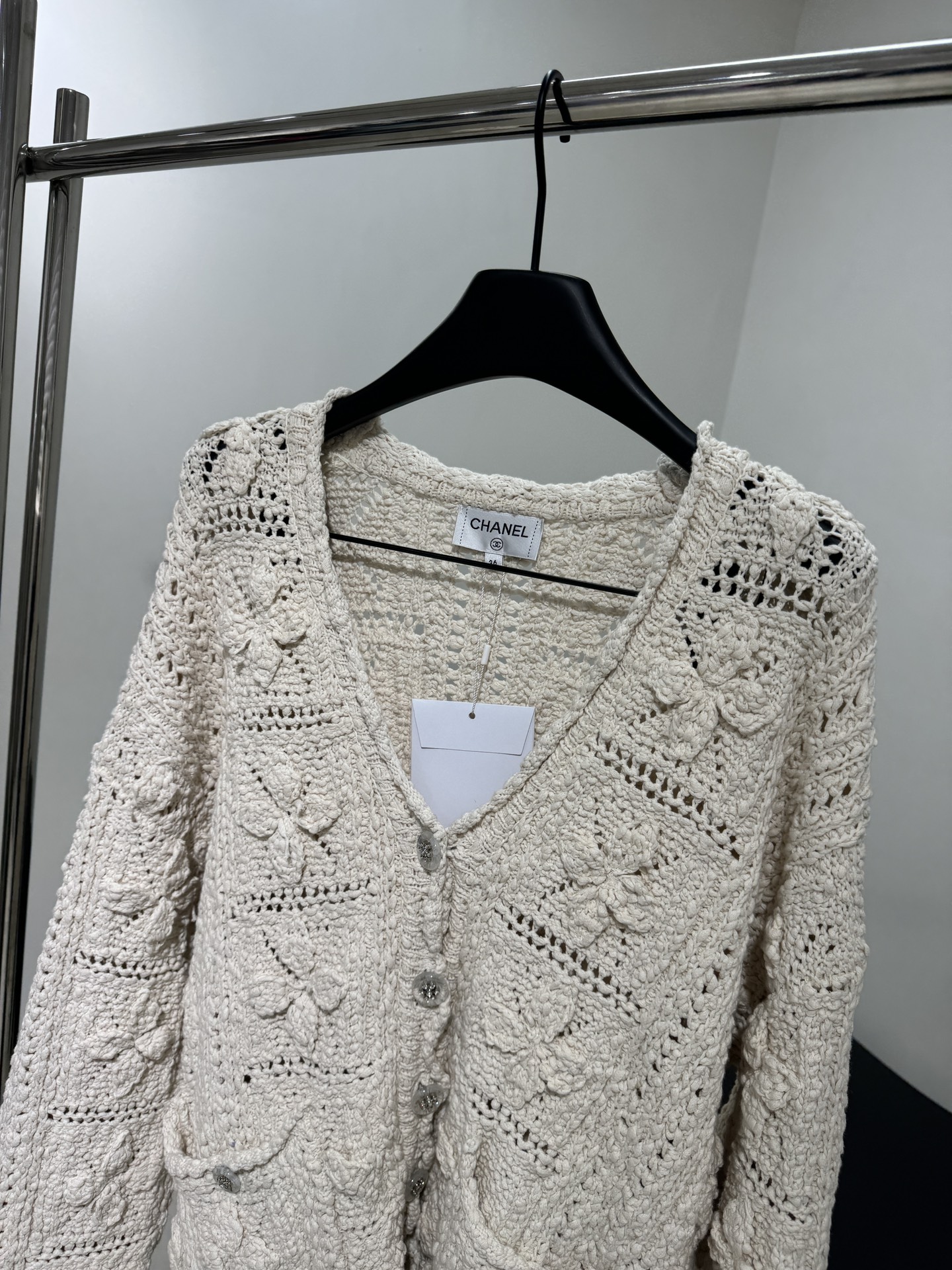 小香25早春新品镂空钩花大开衫
对版纱线
全件手钩
秀款
最高版本❕
𝙘𝙤𝙡𝙤𝙧：黑色 米杏色
𝙨𝙞𝙯𝙚