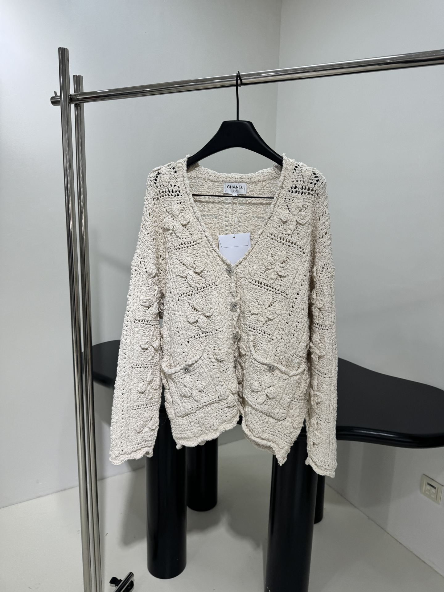 小香25早春新品镂空钩花大开衫
对版纱线
全件手钩
秀款
最高版本❕
𝙘𝙤𝙡𝙤𝙧：黑色 米杏色
𝙨𝙞𝙯𝙚