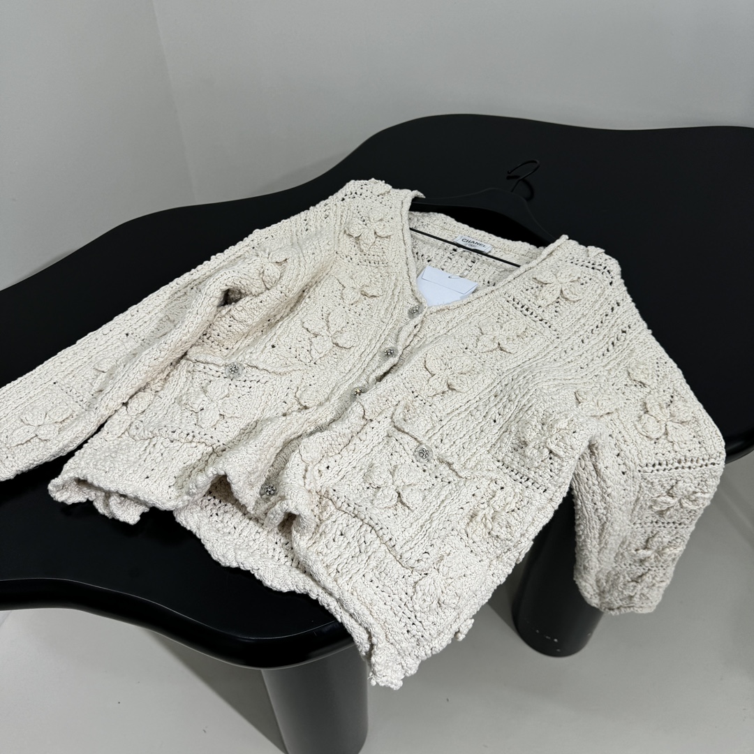 小香25早春新品镂空钩花大开衫
对版纱线
全件手钩
秀款
最高版本❕
𝙘𝙤𝙡𝙤𝙧：黑色 米杏色
𝙨𝙞𝙯𝙚