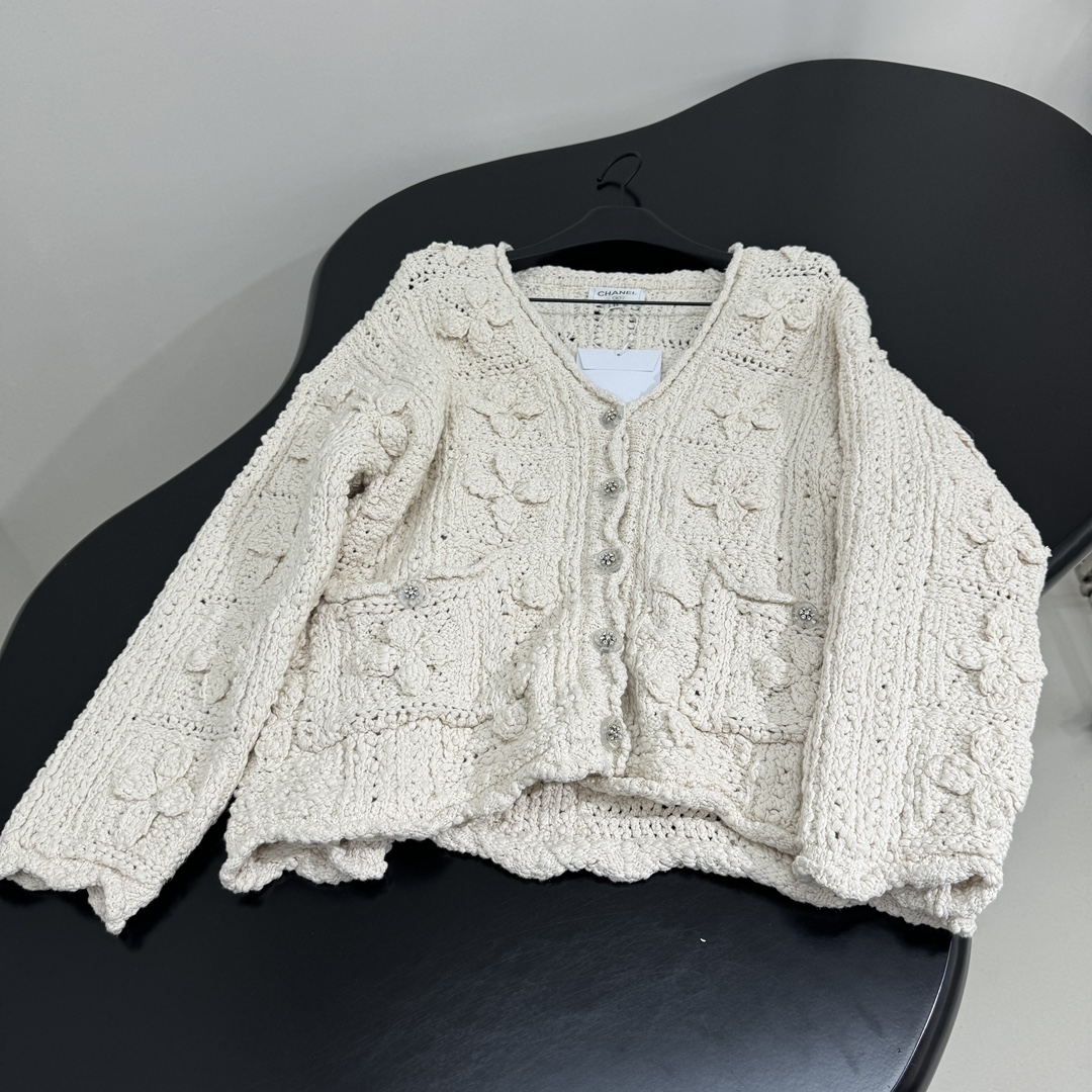 小香25早春新品镂空钩花大开衫
对版纱线
全件手钩
秀款
最高版本❕
𝙘𝙤𝙡𝙤𝙧：黑色 米杏色
𝙨𝙞𝙯𝙚