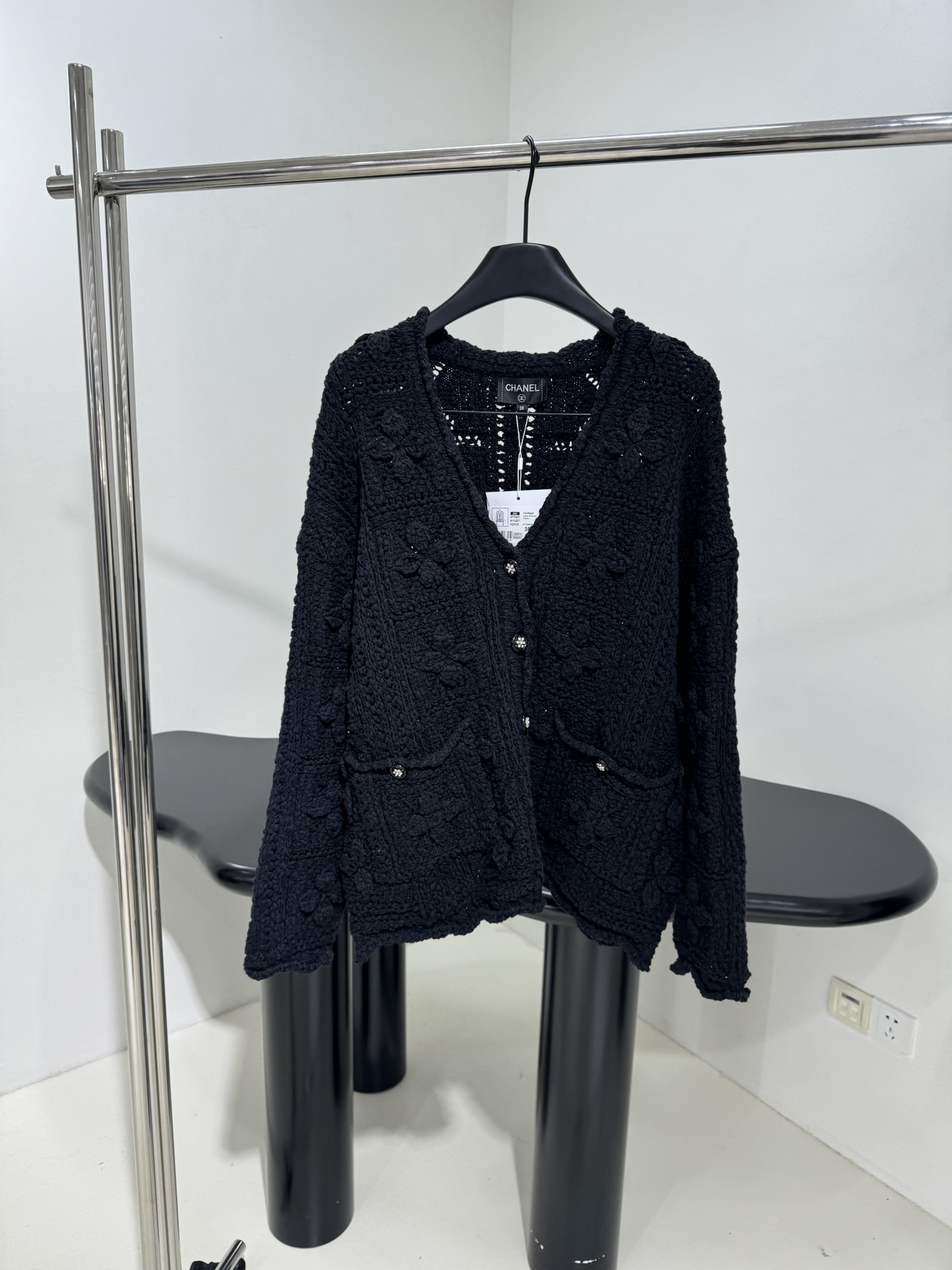 小香25早春新品镂空钩花大开衫
对版纱线
全件手钩
秀款
最高版本❕
𝙘𝙤𝙡𝙤𝙧：黑色 米杏色
𝙨𝙞𝙯𝙚