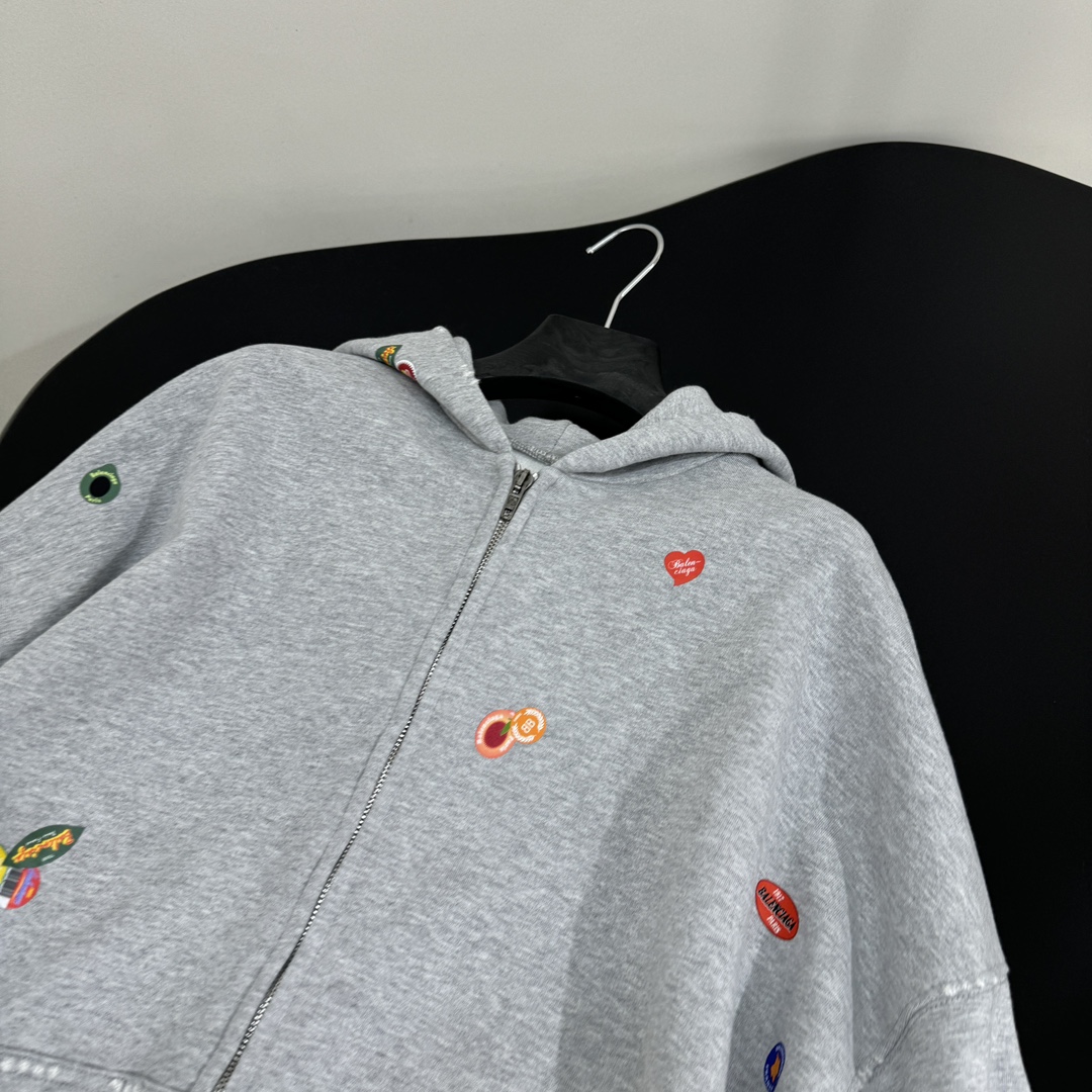 𝐵𝑎𝑙𝑒𝑛𝑐𝑖𝑎𝑔*25早春新品FRUITY中号版型拉链外套
褪色做旧灰色复古平纹针织面料
满饰frui