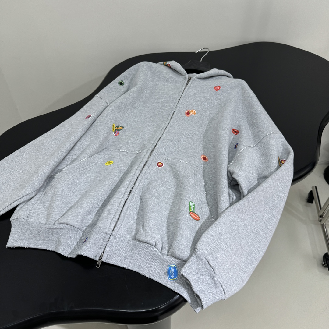 𝐵𝑎𝑙𝑒𝑛𝑐𝑖𝑎𝑔*25早春新品FRUITY中号版型拉链外套
褪色做旧灰色复古平纹针织面料
满饰frui