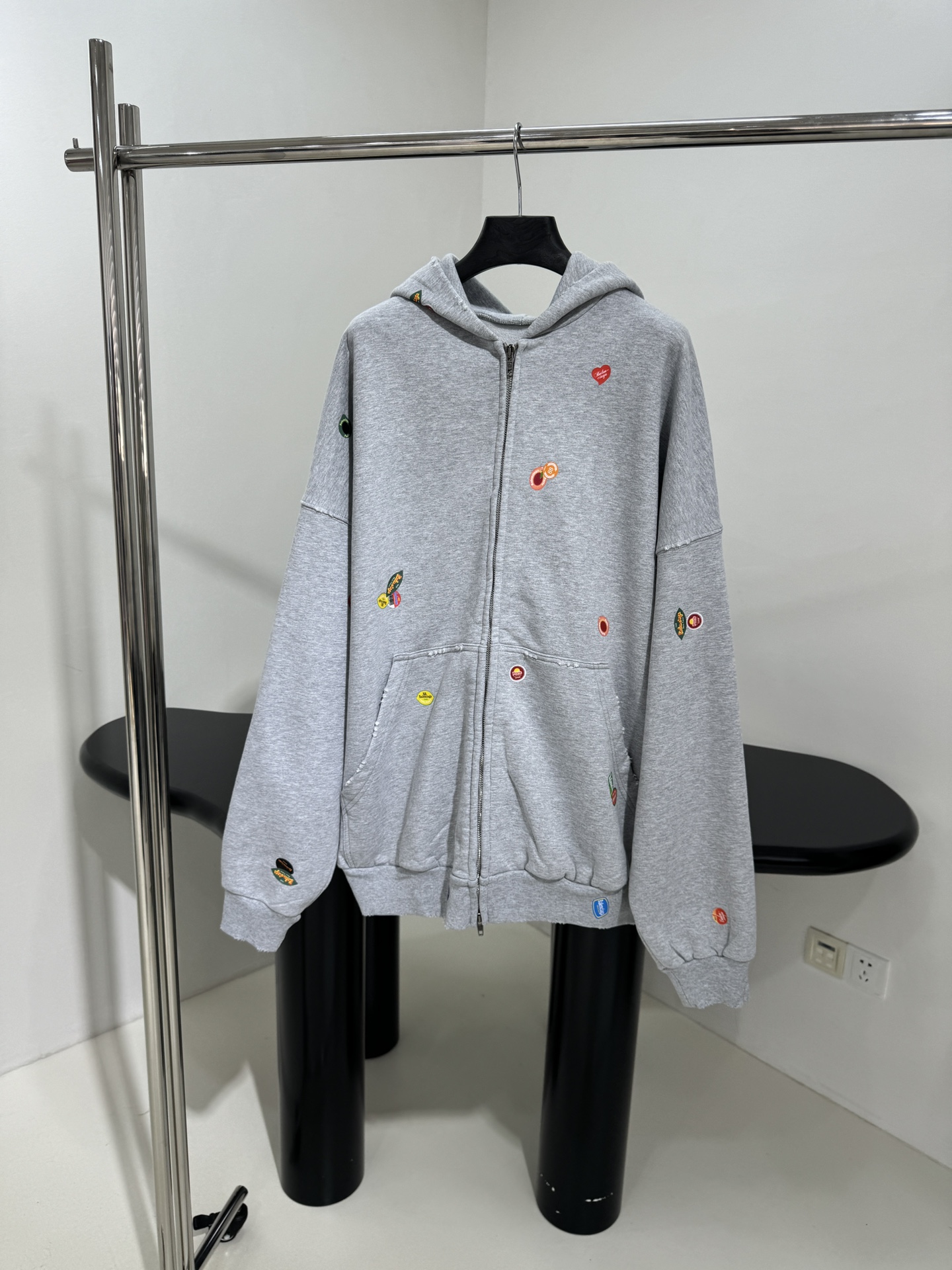𝐵𝑎𝑙𝑒𝑛𝑐𝑖𝑎𝑔*25早春新品FRUITY中号版型拉链外套
褪色做旧灰色复古平纹针织面料
满饰frui