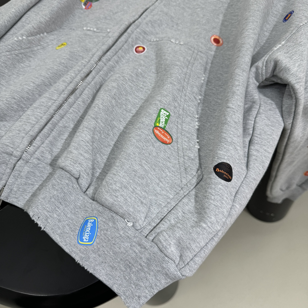 𝐵𝑎𝑙𝑒𝑛𝑐𝑖𝑎𝑔*25早春新品FRUITY中号版型拉链外套
褪色做旧灰色复古平纹针织面料
满饰frui