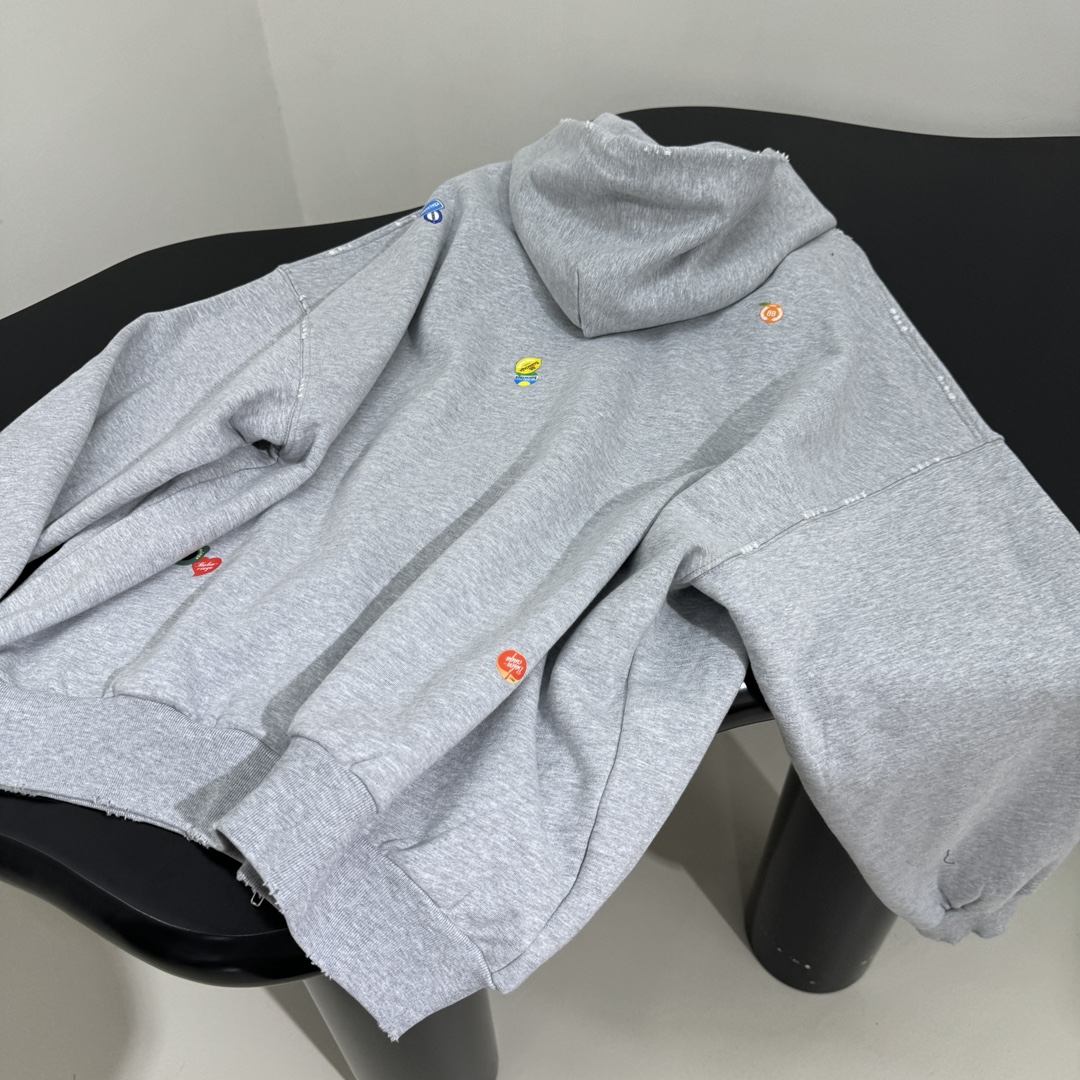 𝐵𝑎𝑙𝑒𝑛𝑐𝑖𝑎𝑔*25早春新品FRUITY中号版型拉链外套
褪色做旧灰色复古平纹针织面料
满饰frui