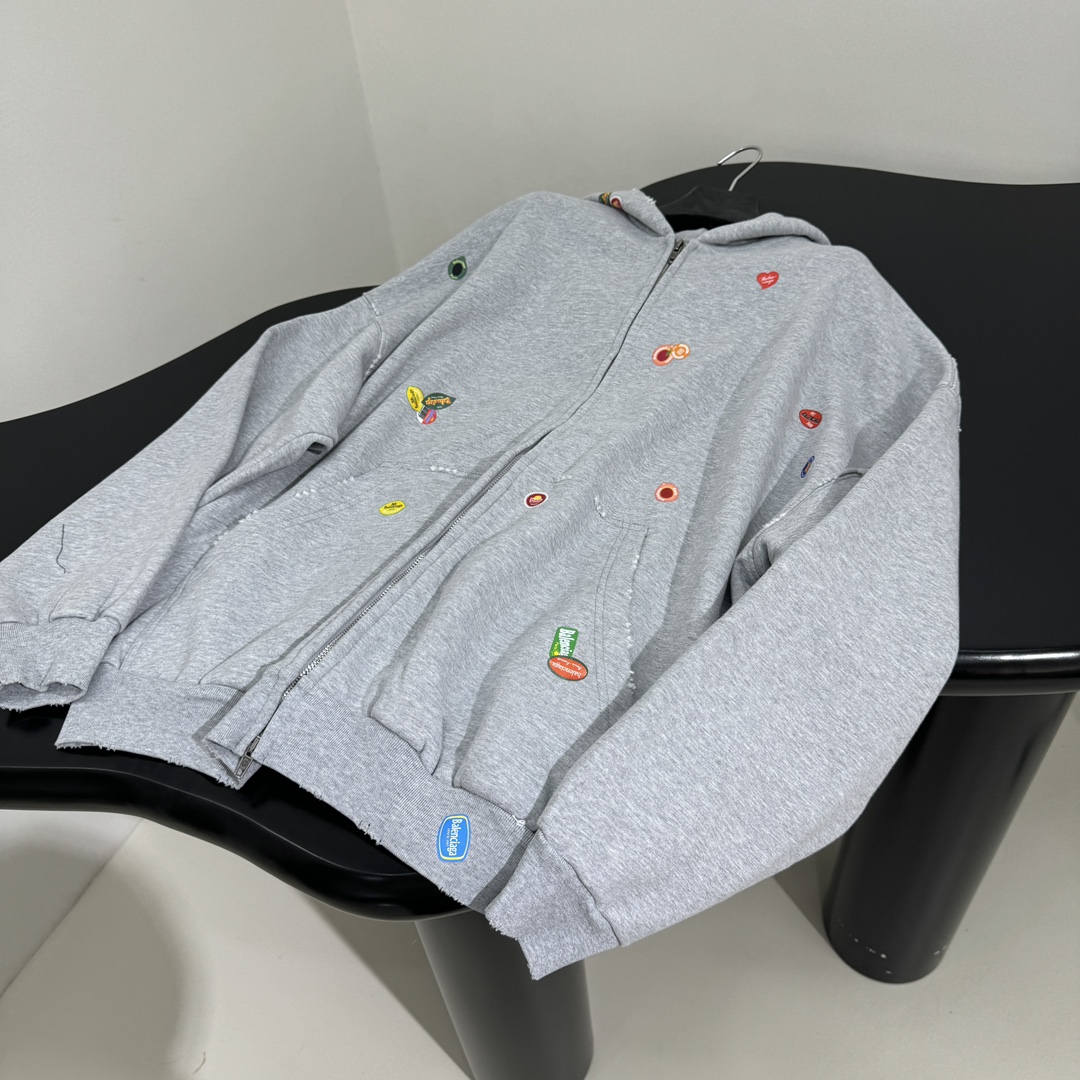 𝐵𝑎𝑙𝑒𝑛𝑐𝑖𝑎𝑔*25早春新品FRUITY中号版型拉链外套
褪色做旧灰色复古平纹针织面料
满饰frui