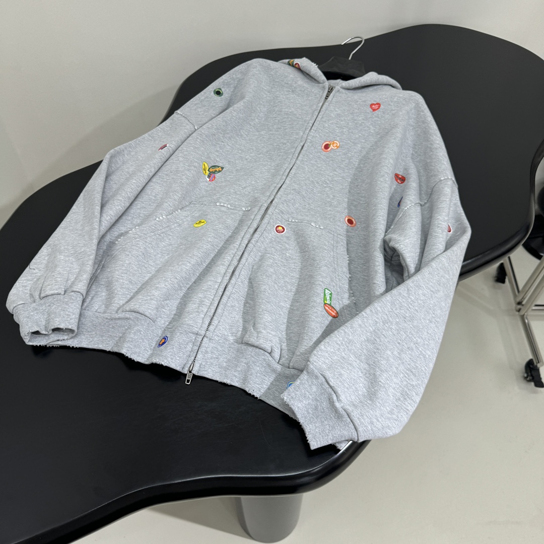𝐵𝑎𝑙𝑒𝑛𝑐𝑖𝑎𝑔*25早春新品FRUITY中号版型拉链外套
褪色做旧灰色复古平纹针织面料
满饰frui